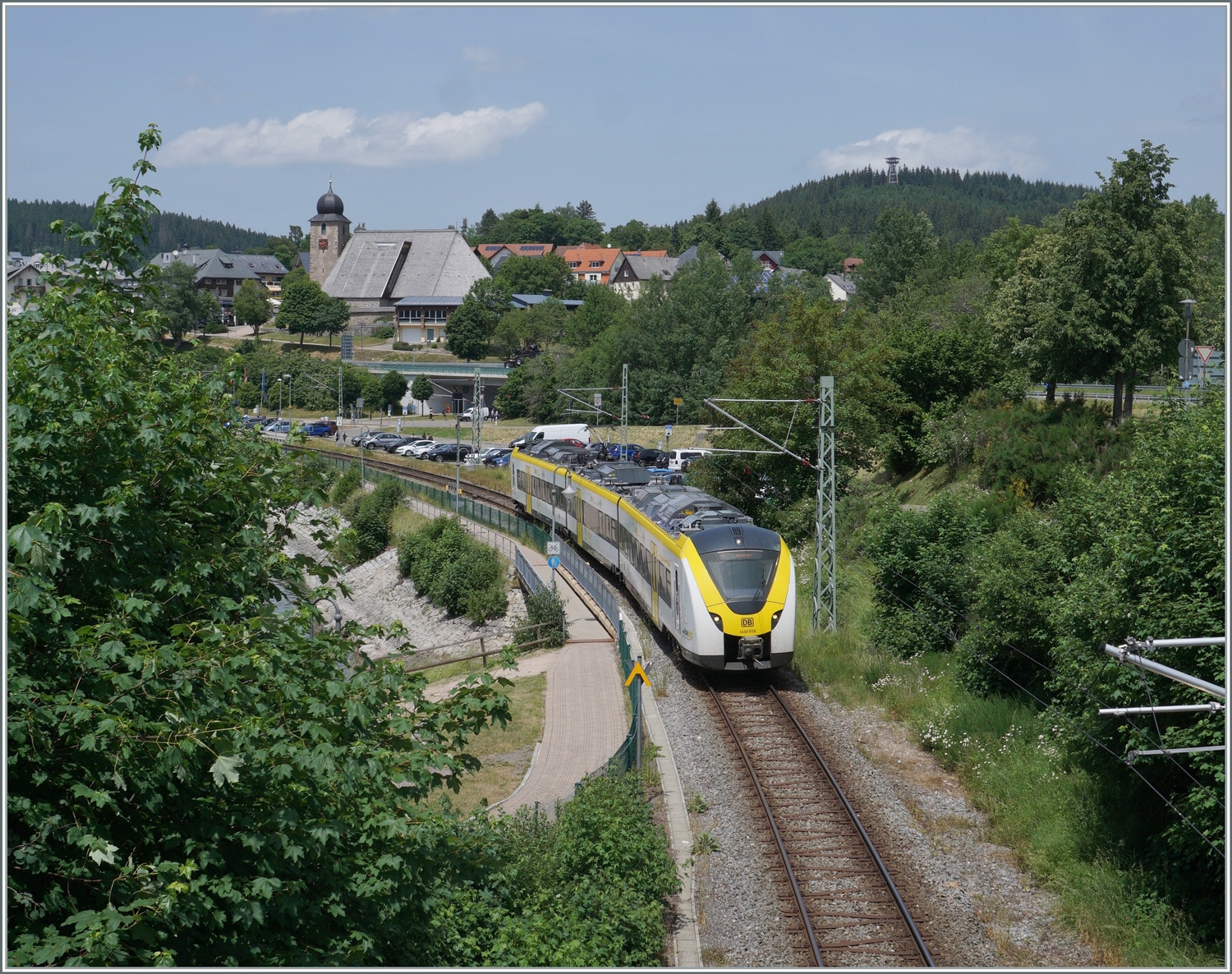 Pünktlich wie die Eisenbahn verkehren die DB 1440 Coradia Continental 2 auch  Grinsekatze  genannt auf der Dreiseenbahn. Der dreiteilige DB Coradia Continental 2 1440 868 hat Schluchsee verlasen und wird bald sein Ziel Seebrugg erreichen.

20. Juni 2023