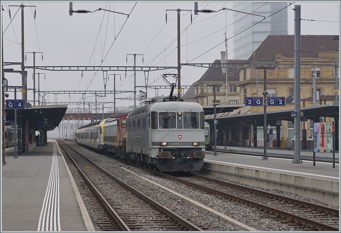 Rail Adventure Re 6/6 11603 ist mit einem DB Nahverkehrstriebwagen in Neuchâtel auf dem Weg nach Villenneuve zum  Alstom-Werk. 

8. Okt. 2025 