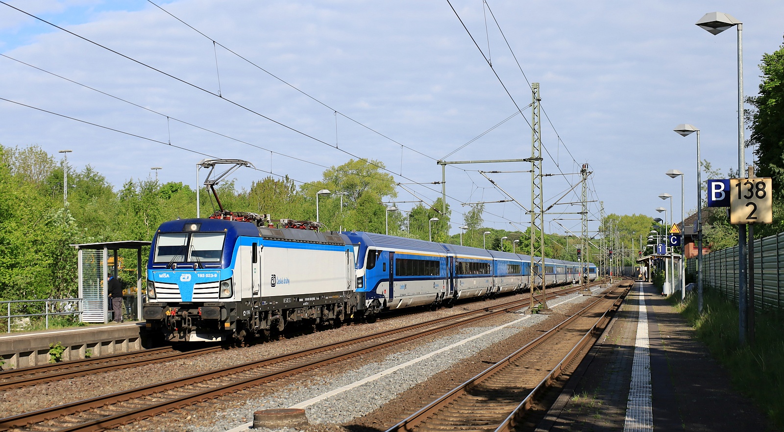 RAILL/CD 193 023-9 mit dem nun kompletten Comfortjet-Zug EC 175 heute morgen in Schleswig. 11.05.2025 