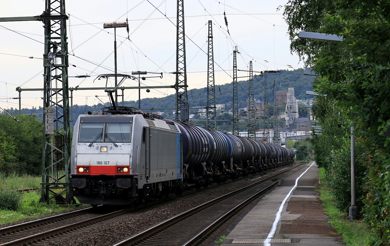 Railpool 186 107-9 REV/Talbot/20.02.25 mit Kesselzug gen Oberwesel. Bingen 09.08.2025 Railpool 186 107-9 REV/Talbot/20.02.25 mit Kesselzug gen Oberwesel. Bingen 09.08.2025