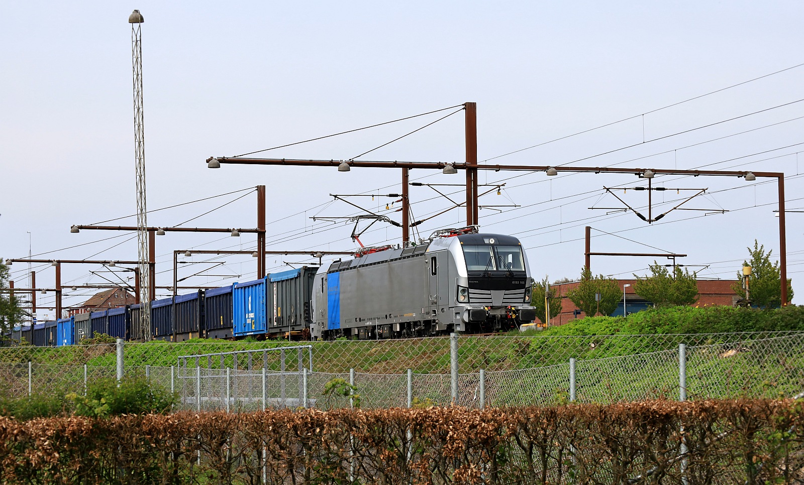 Railpool i.E für TXL 6193 165-8 mit dem  Müllzug  abfahrbereit im Bhf Pattburg/DK. 27.04.2024