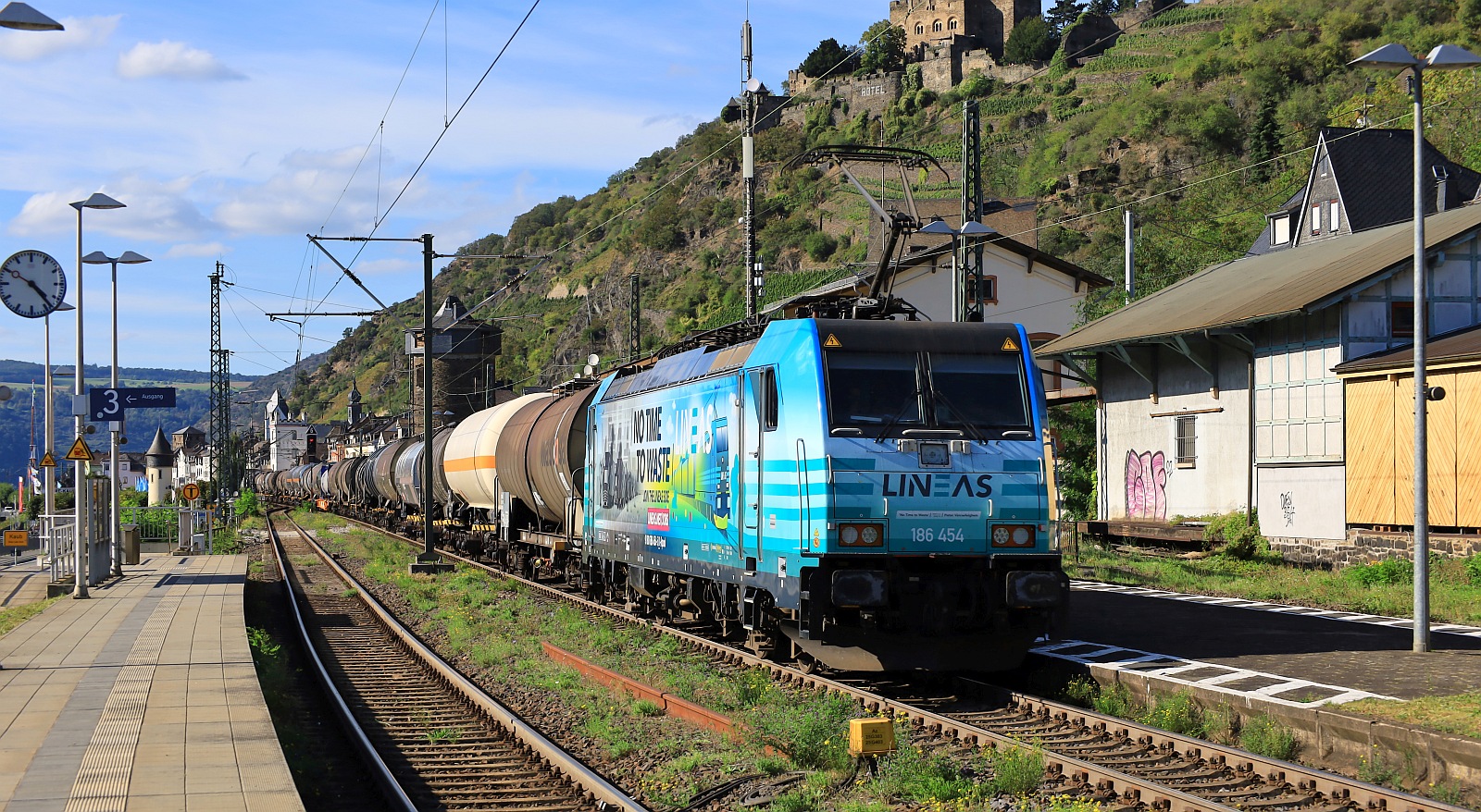 Railpool/Lineas  No time to waste  186 454-5 mit Öler gen Süden. Kaub am Rhein 14.09.2023