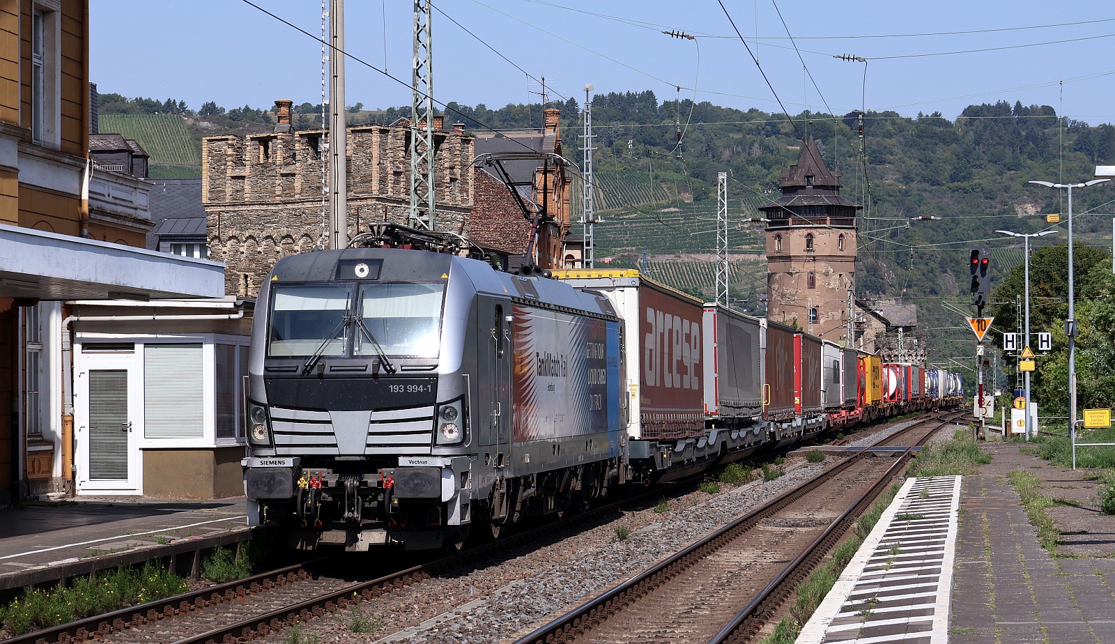 Railpool/TankMatchRail 193 994-1 mit dem  Arcese  KLV fährt hier durch Oberwesel Richtung Bingen am Rhein. 13.08.2025 Railpool/TankMatchRail 193 994-1 mit dem  Arcese  KLV fährt hier durch Oberwesel Richtung Bingen am Rhein. 13.08.2025