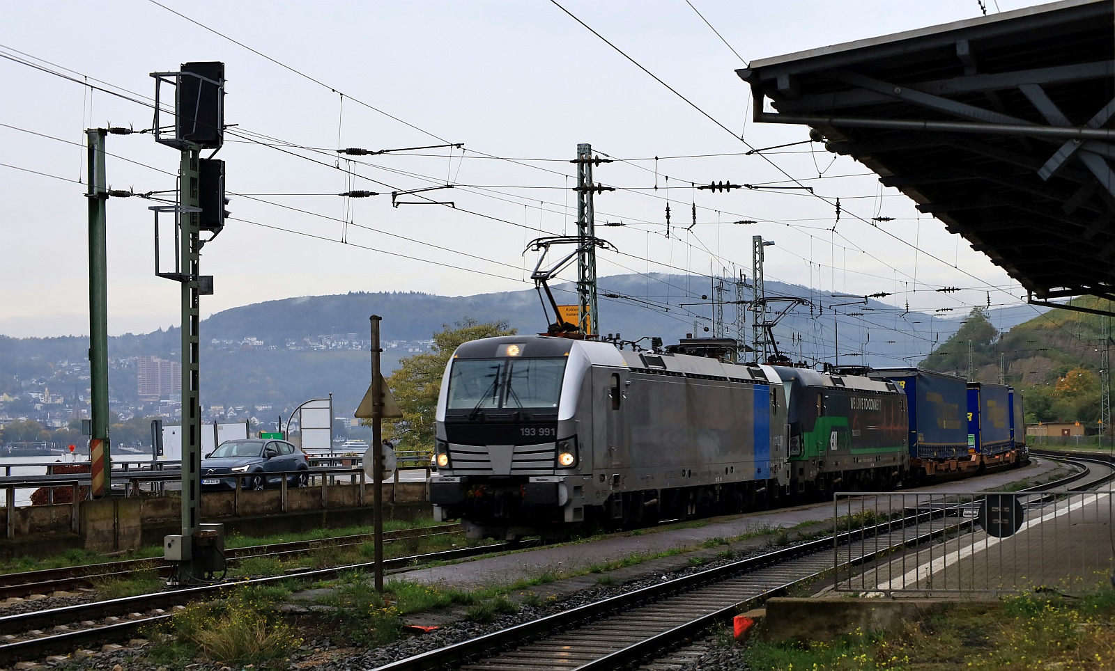 Railpool/TXL 193 991-7 + 193 266-4 mit Walter KLV Durchfahrt Bhf Rdesheim am Rhein. 24.10.2023