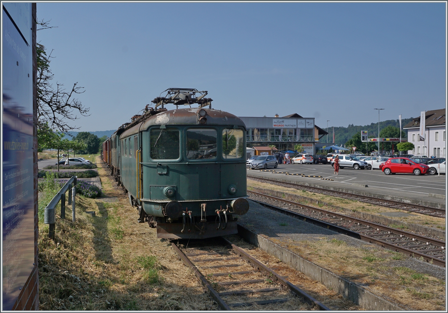 Ramsen, an der Strecke Etwilen Singen gelegen. ist zugleich der  Grenzbahnhof ; die Strecke wurde am 17. Juli 1875 eröffnet, der Personenverkehr am 21. Mai 1969 eingestellt, aber noch längere Zeit wurde der Abschnitt in der Schweiz für die  Rollende Landstrasse  genutzt. Doch als eine der wenigen Strecken in der Schweiz wurde bisher auf die Elektrifizierung verzichtet; insofern  passt  die Re 4/4 10042 hier nicht so ganz ins Bild. 

18. Juni 2023