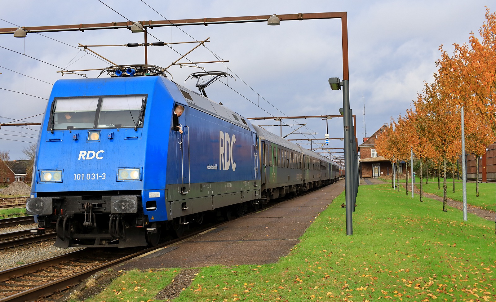 RDC/RAG 101 031-3, REV/LD X/20.04.17; Verl/LD X/20.04.24 mit SJ Nachtzug im Bhf Pattburh/DK 05.11.2023