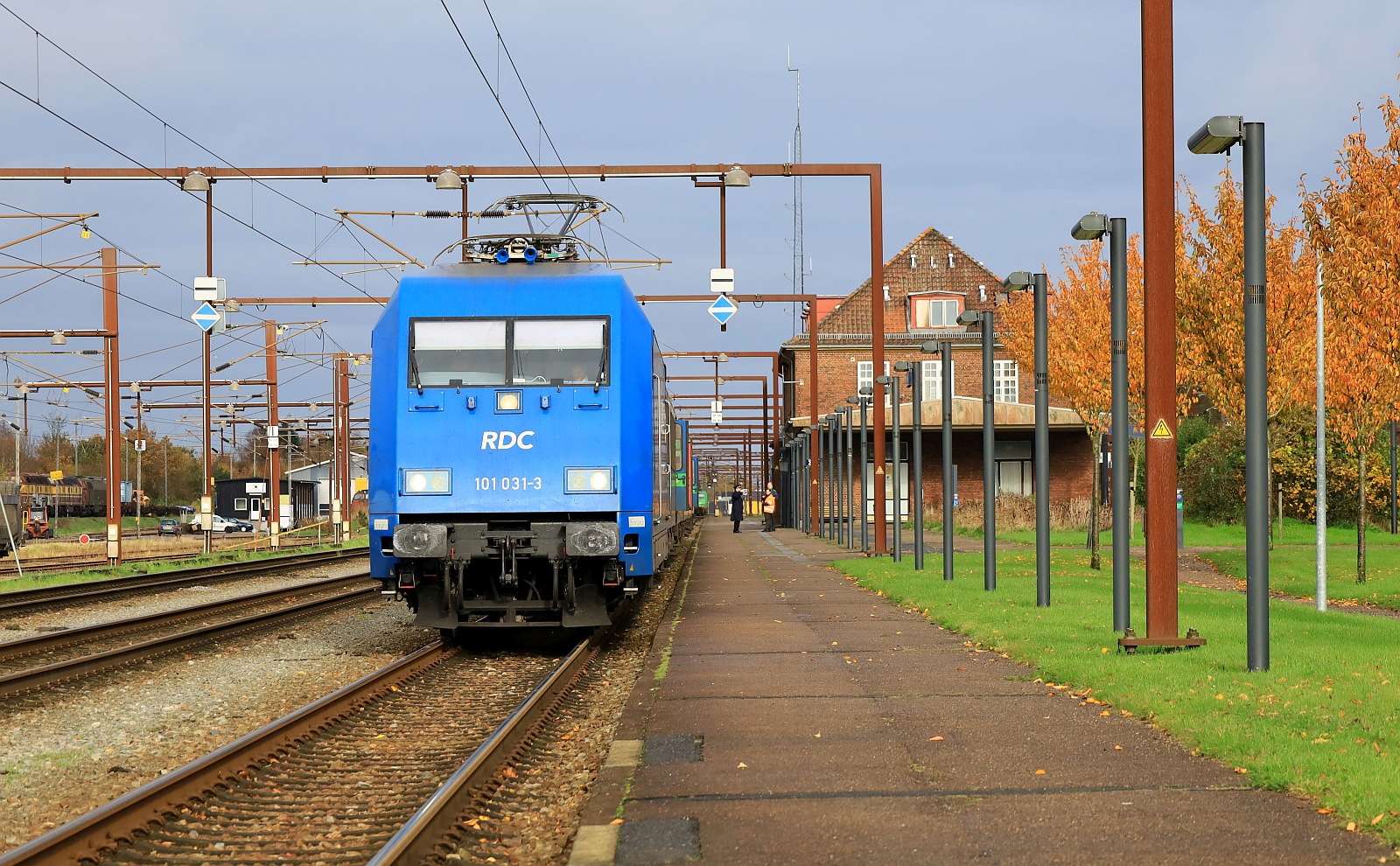 RDC/RAG 101 031-3, REV/LD X/20.04.17; Verl/LD X/20.04.24 mit SJ Nachtzug im Bhf Pattburh/DK 05.11.2023 I