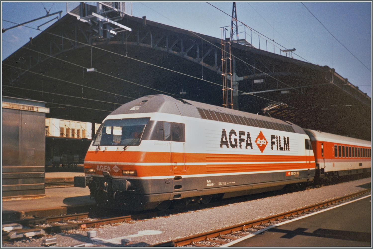 Re 460 015-1 mit EC Mont-Blanc in Lausanne 1995. Die Re 460 015-1 war die erste Werbelok und für mich ein der schönsten überhaupt.

Analogbild aus dem Jahre 1995