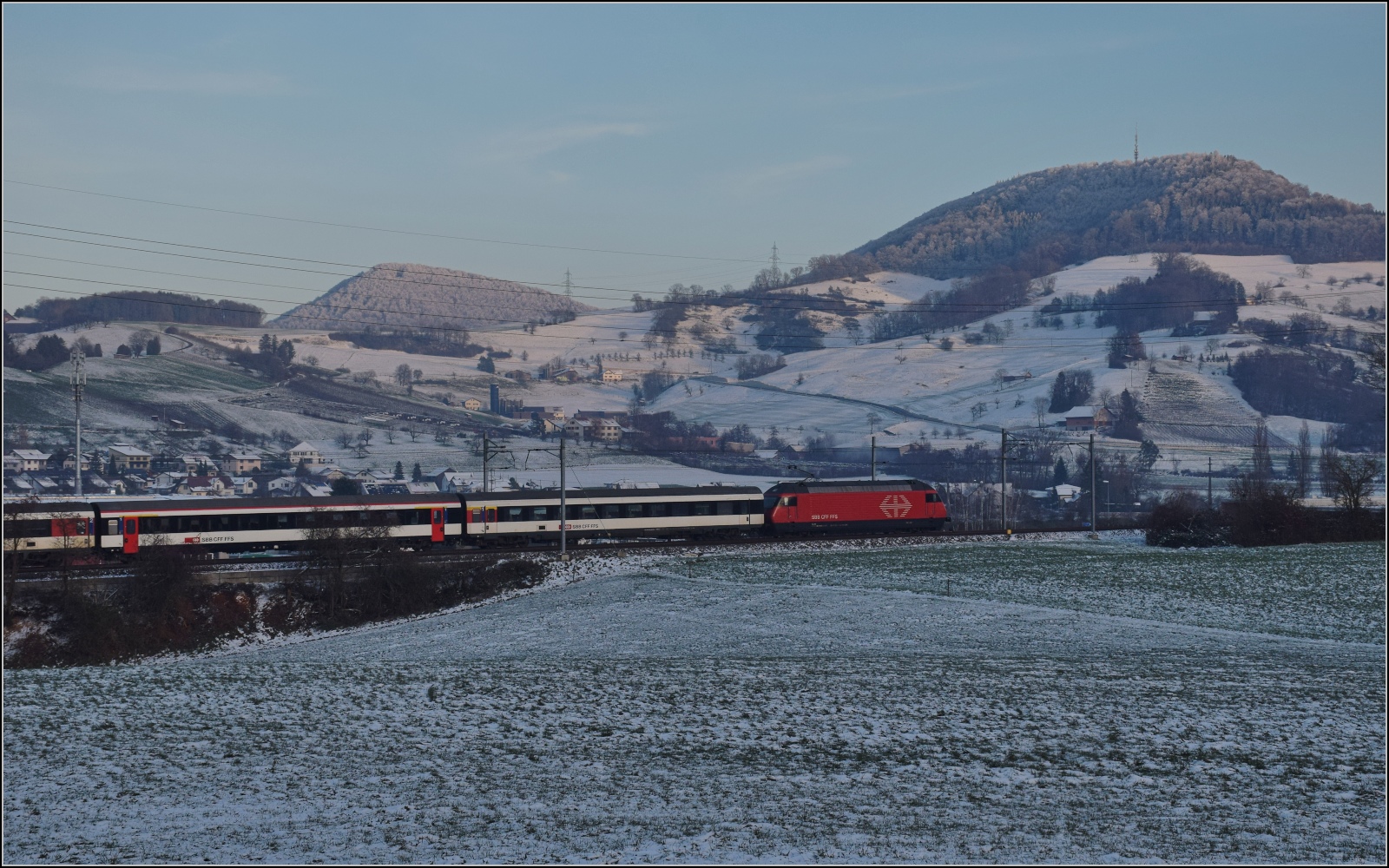 Re 460 109 'Alpstein' mit einem Interregio nach Zürich noch nördlich von Frick. Dezember 2022.