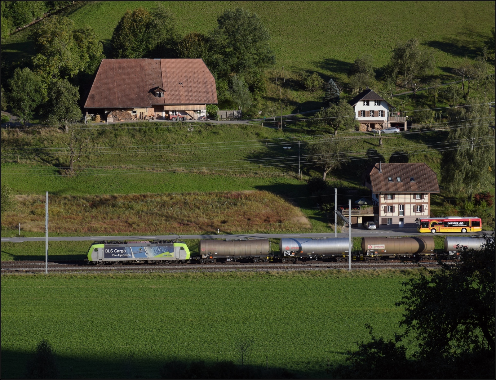 Re 485 003 mit einem kurzen Kesselwagenzug bei Riedtwil. September 2022 