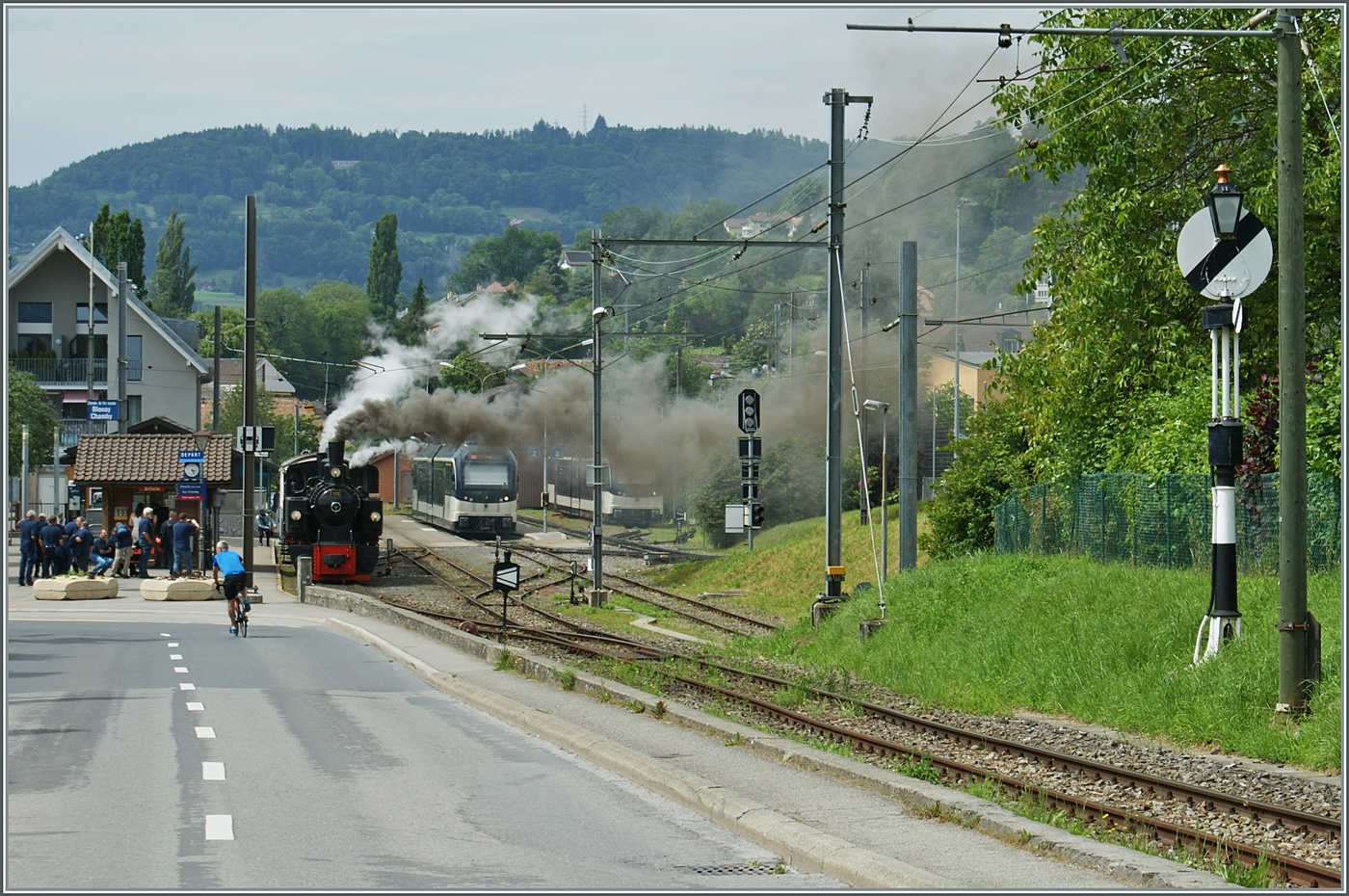 Rechts im Bild zeigt die Hippsche Wendescheibe noch keine Freie Fahrt für den in Blonay bereits kräftig dampfende Blonay-Chamby Dampfzug mit der SEG G 2x 2/2 105 der B-C als Zuglok. 

9. Juni 2024