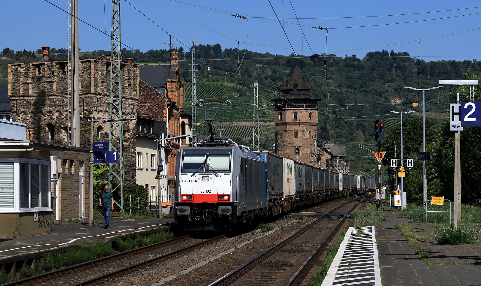 RP 186 102-0 mit dem Abrogio KLV rauscht hier durch Oberwesel. 06.08.2024