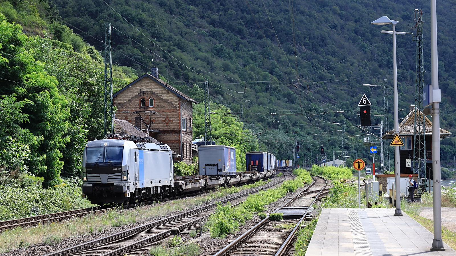 RP 193 097-3 REV/MMAL/29.08.22 mit Sarp Intermodal Zug in Kaub am 08.08.2024