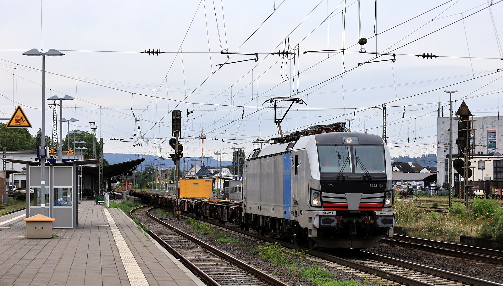 RP 193 134-4 REV/MMAL/01.08.23 mit Containertragwagen. Neuwied 04.08.2024