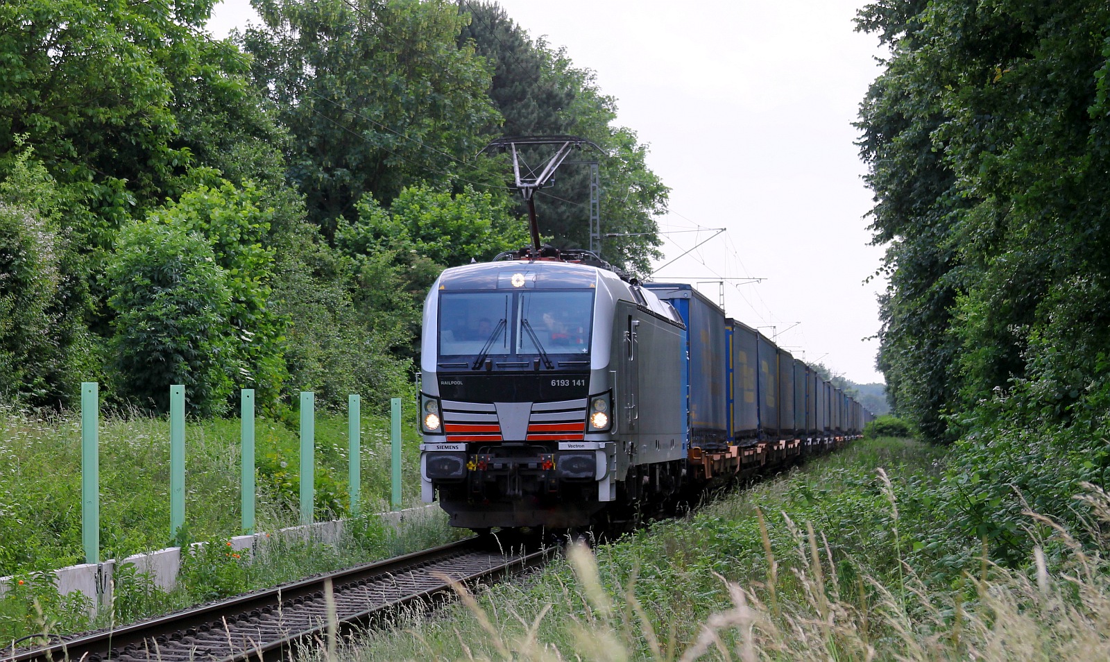 RP 6193 141-9, REV/MMAL/29.09.23 mit LKW Walter KLV am Bü km 12,2 bei Breyell