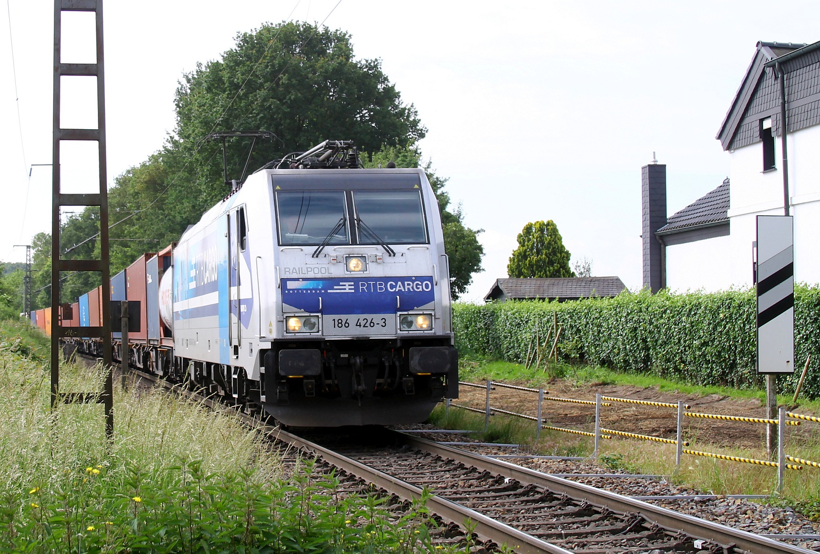 RP/RTB Cargo 186 426-3 mit Containerzug Bü bei Kaldenkirchen 06.06.2024