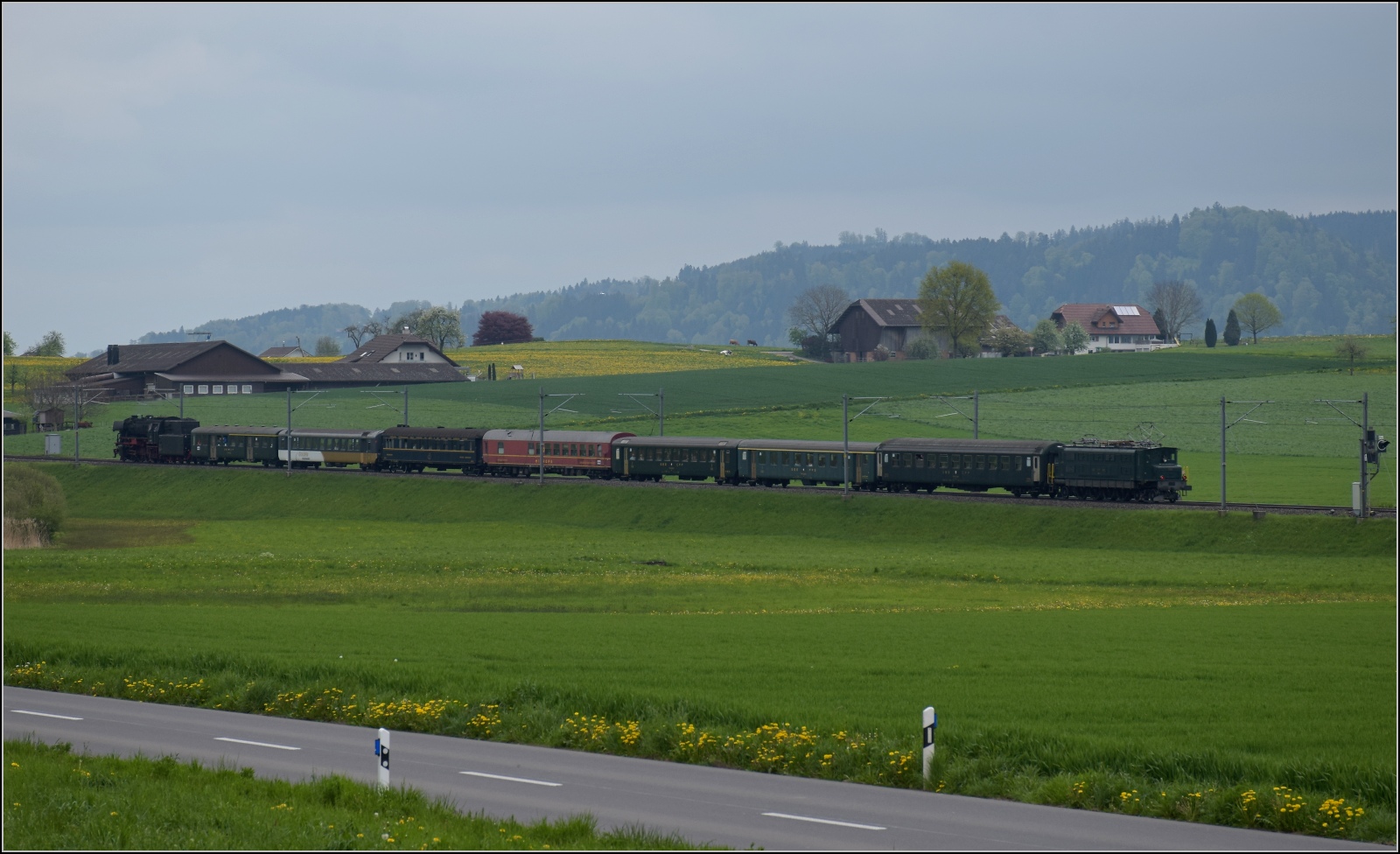 Rundfahrt vom Bodensee durchs Emmental mit 23 058 und Ae 4/7 11022.

Hier wird 23 058 offenbar mit Schmierdampf von Ae 4/7 11026 mitsamt Zug geschoben. Egolzwil, April 2023.