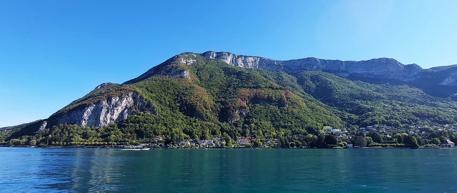 Rundfahrt mit dem Boot über den Lac d’Annecy, Blick über den See auf die Felsen und die Herbstlichen Farben des Waldes nahe Chavoire. 18.09.2022
Panoramafoto mit dem Smartphone. (Jeanny)