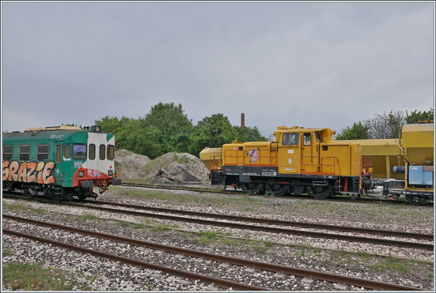 s ist nicht das, was auf den ersten Blick dachte, aber fast: Diese  V 60  wurde in Lizenz von belgischen Firmen in den Jahren 1960 - 1961 gebaut und acht Lok verkaufte die NMBS SNCB an Italien. Das Bild zeigt die IT RFI 270 264-0 in Boretto, 
links der ausfahrende Aln 663 019 und 018, wobei ich das Gracie nicht erwidern mchte.

17. April 2023