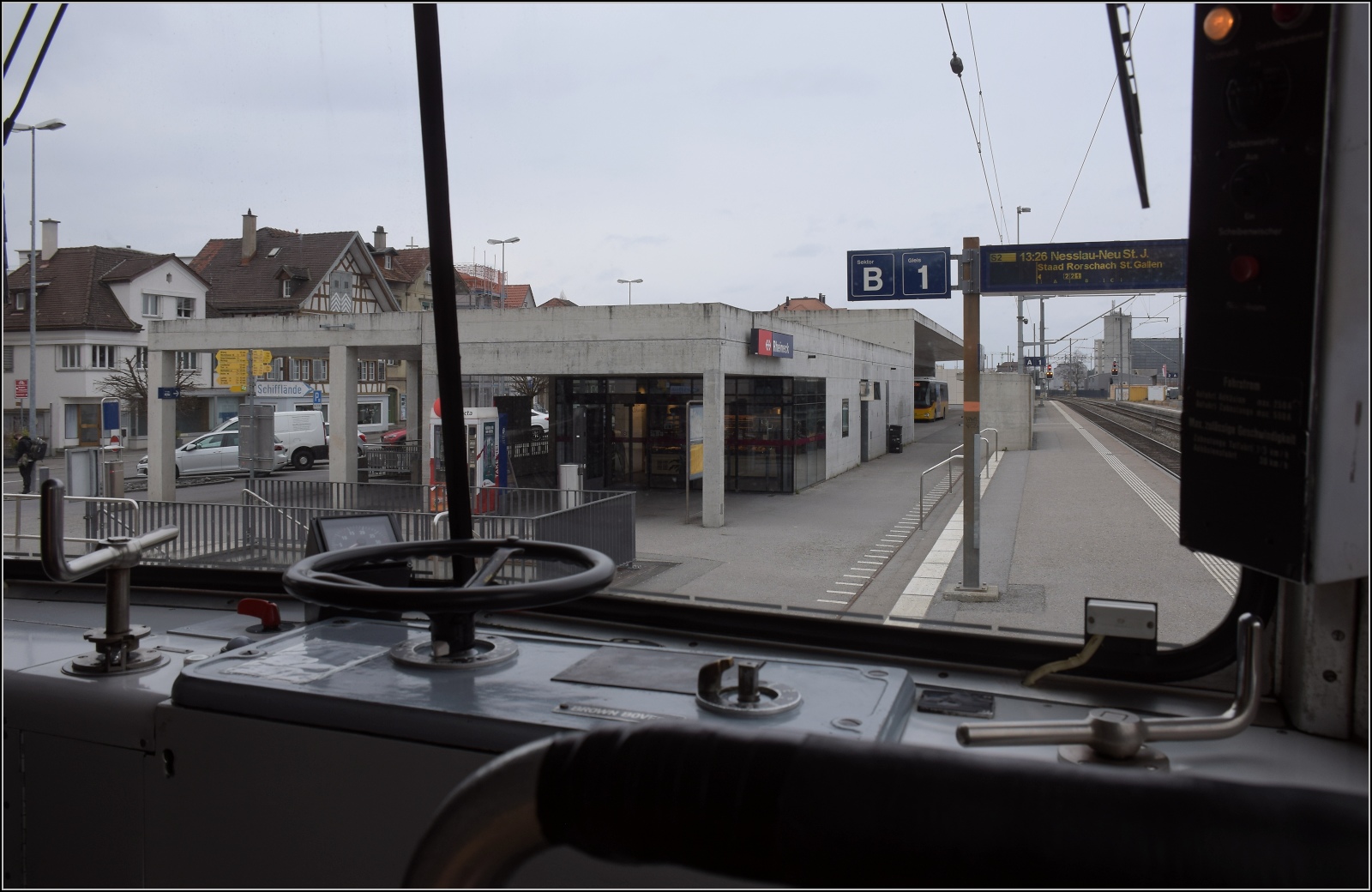 S26-BB-und-IGS-Minitreffen.

Blick aus BDeh 1/2 1 'Liseli' auf den modernen Bahnhofsteil von Rheineck. Mich beschleicht das Gefühl, der wird in einigen Jahren völlig runtergekommen aussehen. Für uns geht es allerdings jetzt nach oben ins Appenzell. Februar 2023.