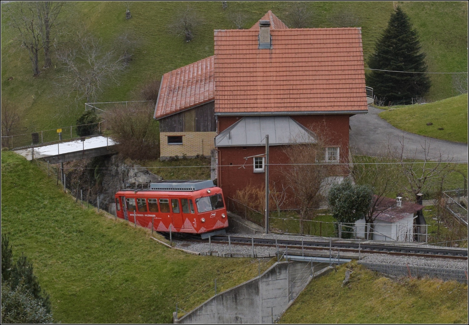 S26-BB-und-IGS-Minitreffen.

DBergbahn Rheineck-Walzenhausen mit BDeh 1/2 1 'Liseli' und Appenzeller Hof in Walzenhausen aus einem besseren Winkel für Liseli. Februar 2023.

