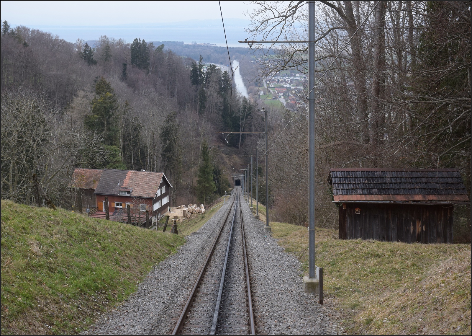 S26-BB-und-IGS-Minitreffen.

Die Strecke der Bergbahn Rheineck-Walzenhausen auf halber Höhe. Beim Hof haben wir die Kantonsgrenzen überschritten. Walzenhausen, Februar 2023.
