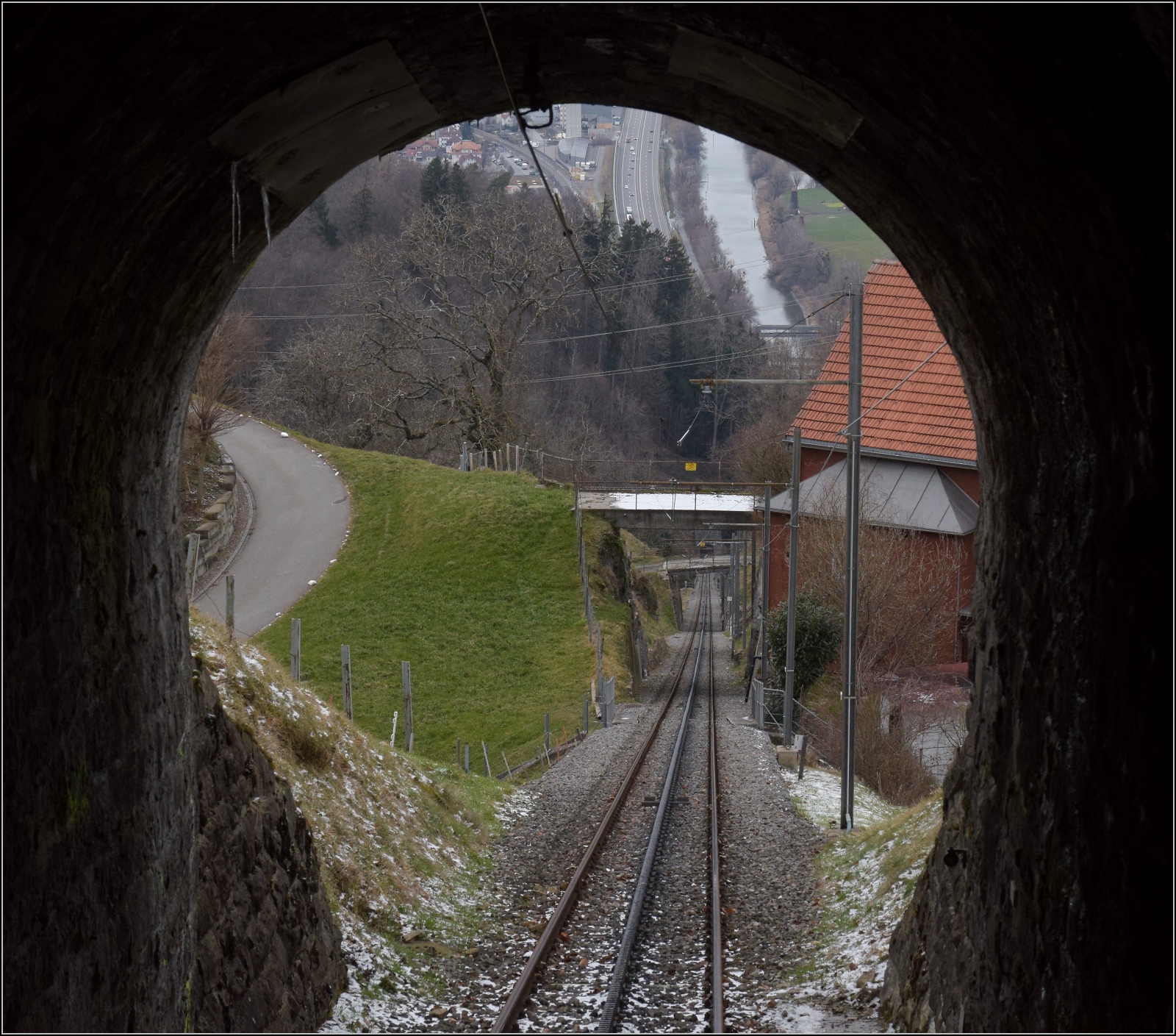S26-BB-und-IGS-Minitreffen.

Die Strecke der Bergbahn Rheineck-Walzenhausen kurz vor dem Ende in Walzenhausen. Februar 2023.