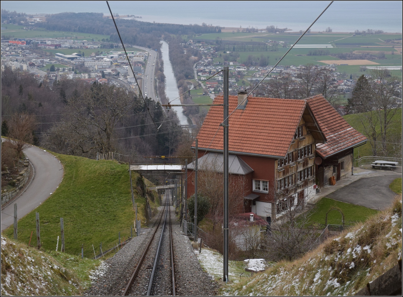 S26-BB-und-IGS-Minitreffen.

Die Strecke der Bergbahn Rheineck-Walzenhausen kurz vor dem Ende in Walzenhausen. Februar 2023.
