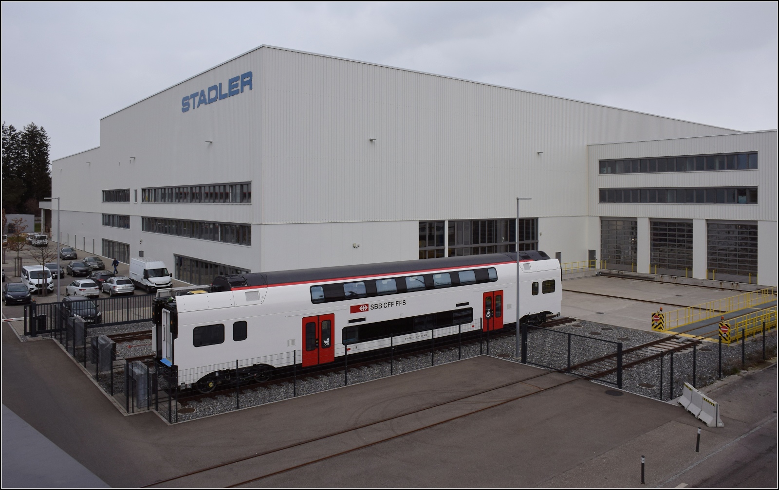 S26-BB-und-IGS-Minitreffen.

Zwischenwagen des RABe 512 010 im Stadlerwerk St. Margrethen abgestellt. Februar 2023.