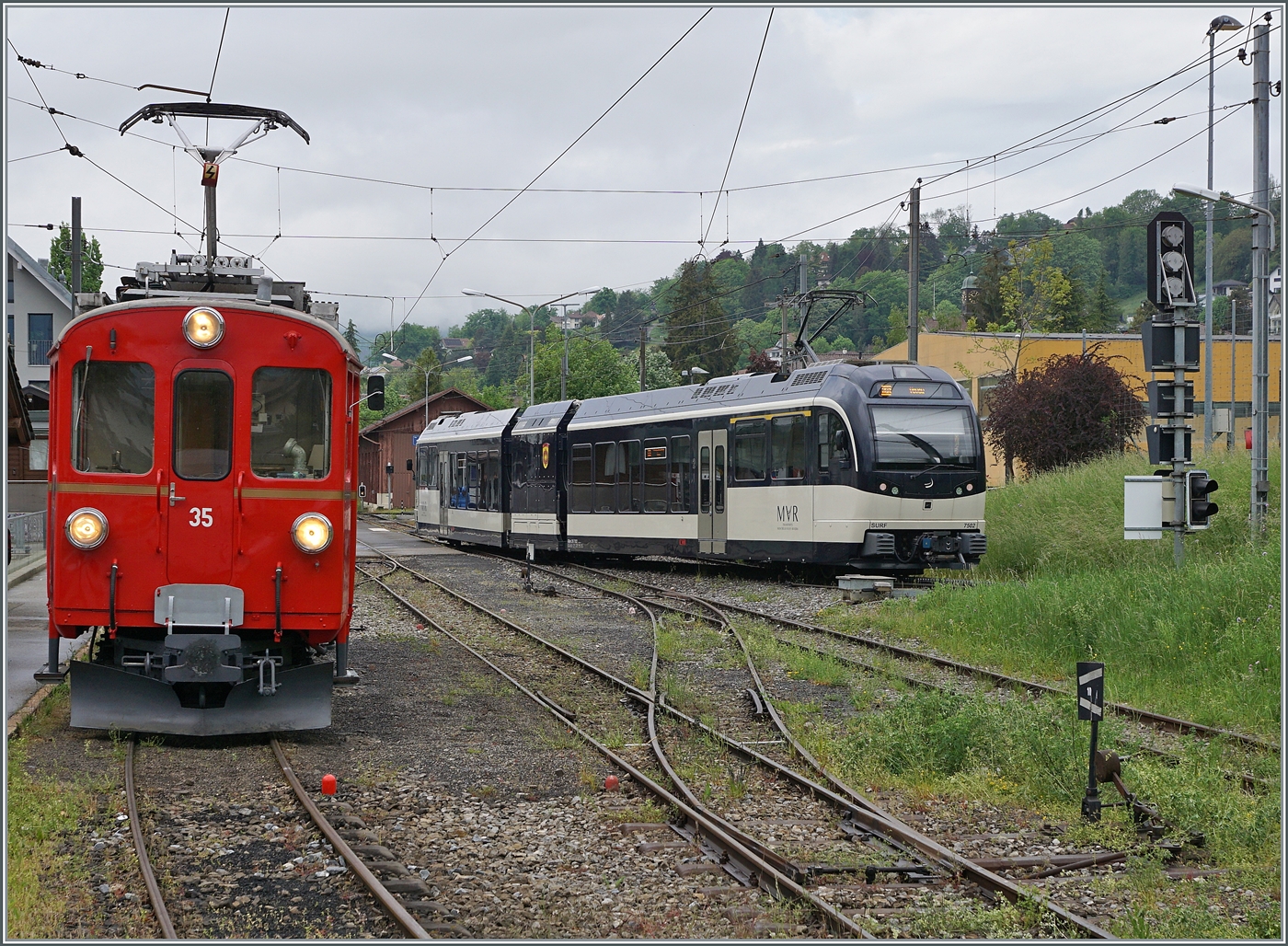 Saisonauftakt mit dem im letztes Jahr hervorragend revidierten Bernina Bahn RhB ABe 4/4 I 35 der Blonay Chamby Bahn. Der ABe 4/4 I 35 wartet in Blonay auf die Abfahrt, während im Hintergrund der CEV MVR ABeh 2/6 von Les Pléiades Blonay erreicht. 

3. Mai 2025