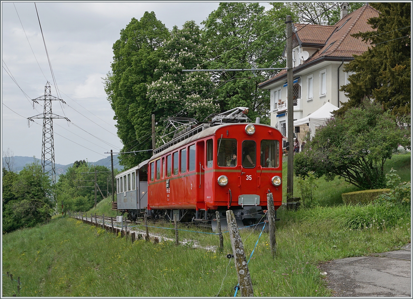 Saisoneröffnung bei der Blonay Chamby Bahn - bei Chaulin ist der Bernina Bahn RhB ABe 4/4 I N° 35 mit einen Reisezugwagen auf der Fahrt in Richtung Chamby. 

3. Mai 2025
