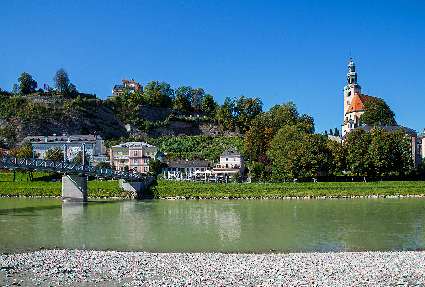 Salzburg am 12.09.2022:
Im Vordergrund fließt die Salzach, darüber führt die Müllnerbrücke (früheren Franz Karl-Gehbrücke), links der nördliche Ausläufer des Mönchsberges und rechts die Müllner Kirche (Unserer lieben Frau Mariae Himmelfahrt, auch Augustinerkirche).
