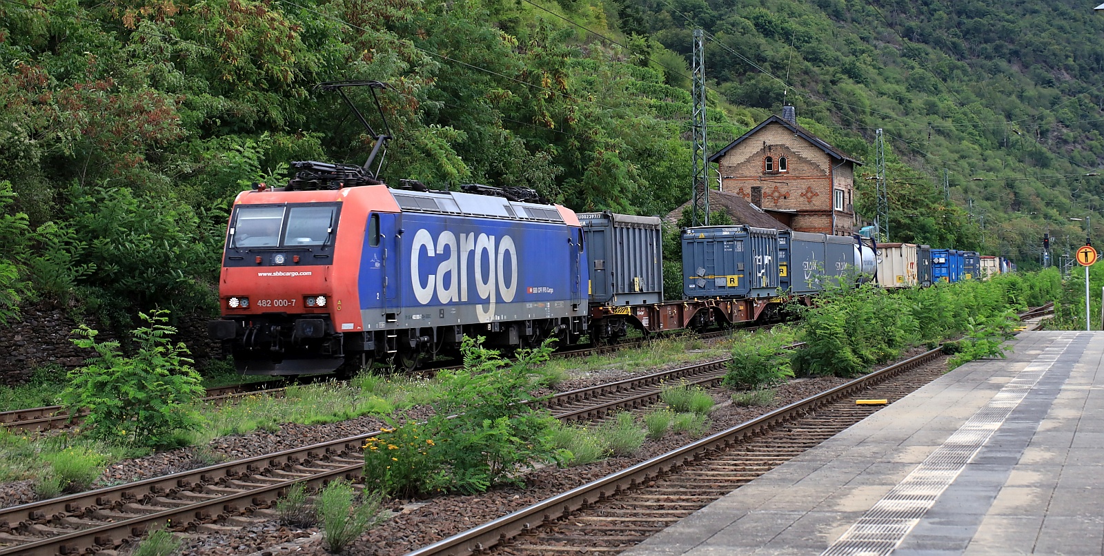 SBB 482 000-7 mit nem Müllzug gen Koblenz unterwegs. Kaub am Rhein 08.08.2025 SBB 482 000-7 mit nem Müllzug gen Koblenz unterwegs. Kaub am Rhein 08.08.2025