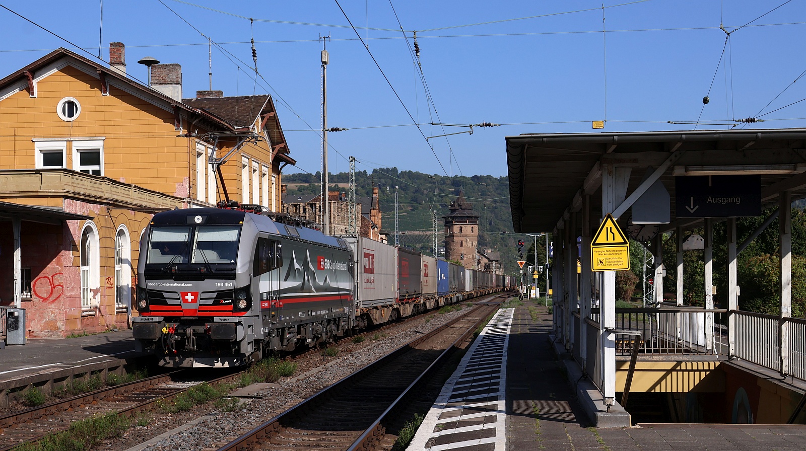 SBB Cargo 193 451-2 REV/MMAL/12.09.24 mit nem freundlichen Gruß und dem MOVE Intermodal am Haken Durchfahrt Oberwesel 13.08.2025 SBB Cargo 193 451-2 REV/MMAL/12.09.24 mit nem freundlichen Gruß und dem MOVE Intermodal am Haken Durchfahrt Oberwesel 13.08.2025