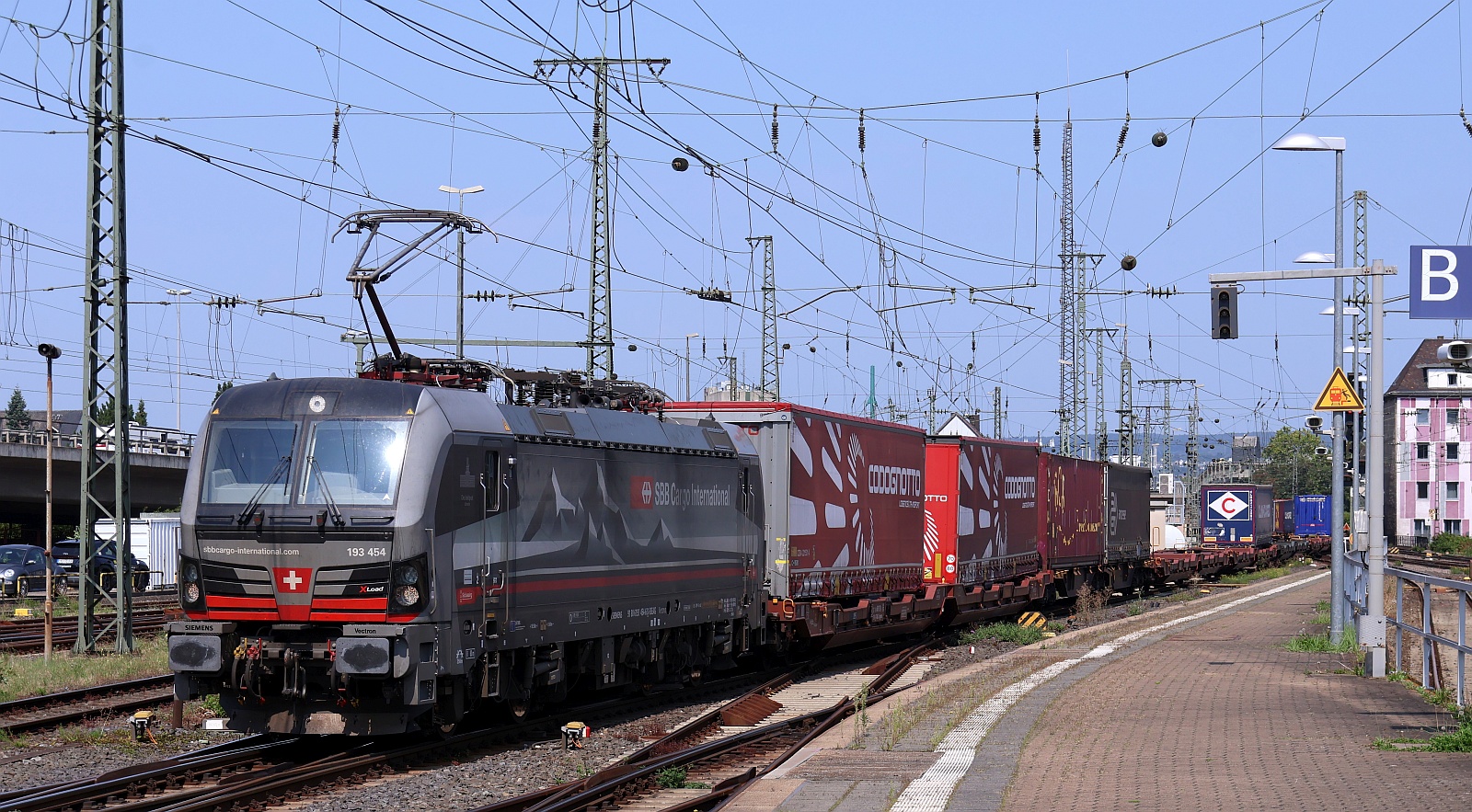 SBB Cargo 193 454-6 REV/MMAL/12.09.24 mit Codognotto/Arcese KLV Durchfahrt Koblenz Hbf. 1.08.2025 SBB Cargo 193 454-6 REV/MMAL/12.09.24 mit Codognotto/Arcese KLV Durchfahrt Koblenz Hbf. 1.08.2025