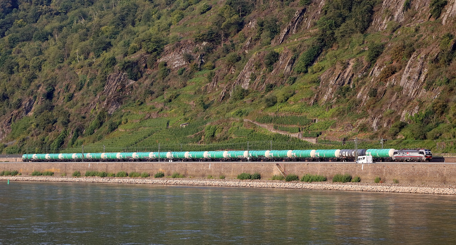 SBB Cargo 193 545-1 mit GATX/GBX Kesselzug zw Hirzenach und Bad Salzig aufgenommen. Kestert 14.08.2025 SBB Cargo 193 545-1 mit GATX/GBX Kesselzug zw Hirzenach und Bad Salzig aufgenommen. Kestert 14.08.2025