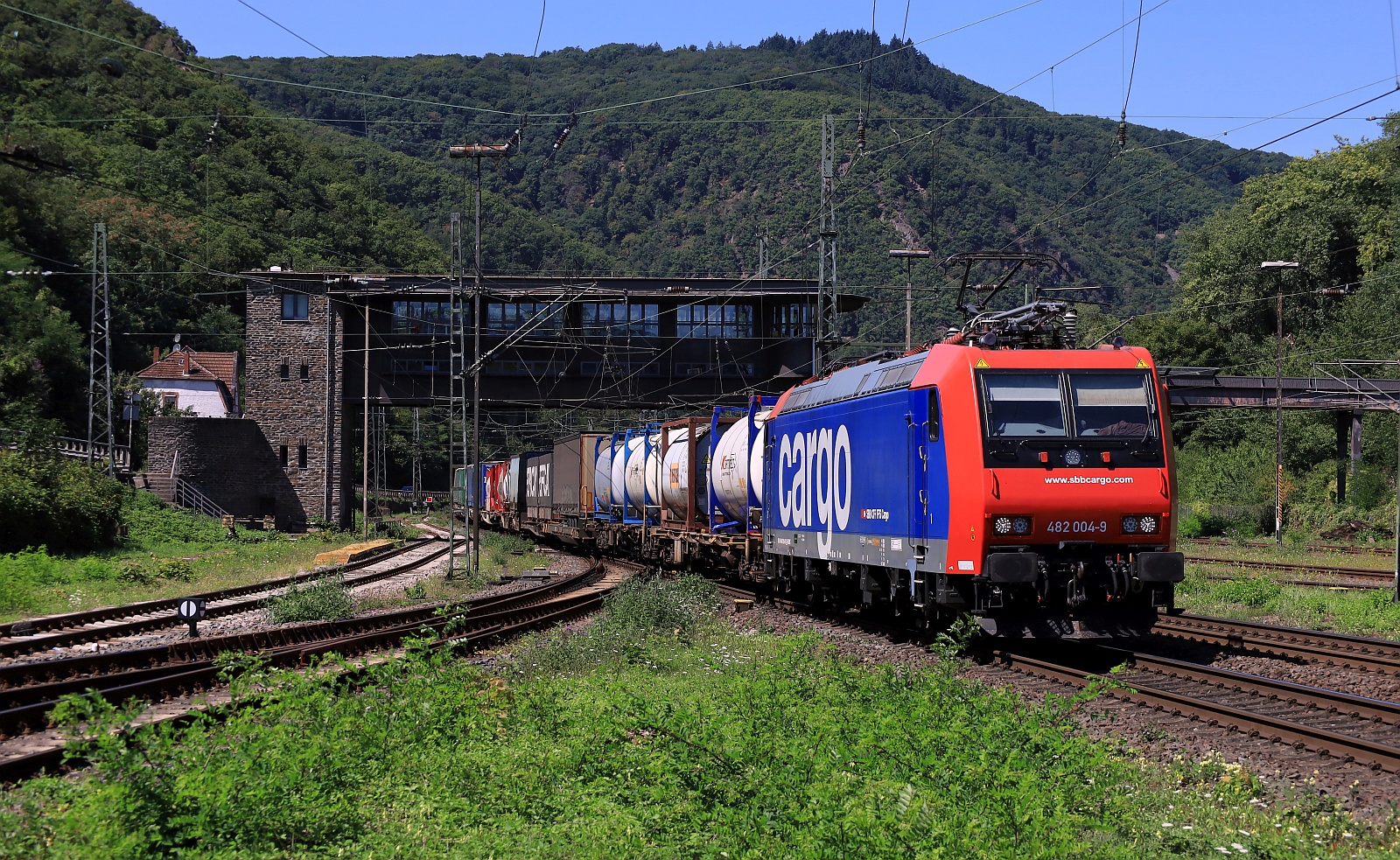SBB Cargo 482 004-9 REV/Alstom Fw510/03.08.23 mit KLV/Tanktainer Zug. Bingen 09.08.2025  SBB Cargo 482 004-9 REV/Alstom Fw510/03.08.23 mit KLV/Tanktainer Zug. Bingen 09.08.2025