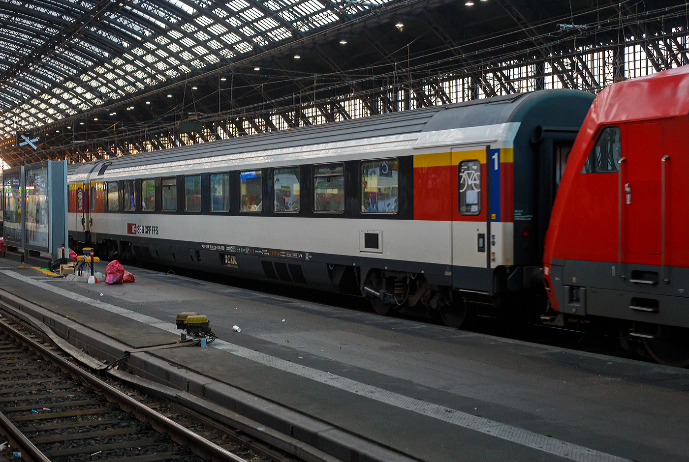 SBB EC-Großraum-Reisezugwagen (EC-Wagen) der ersten Wagenklasse 61 85 10-90 236-3 CH-SBB der Gattung Apm 1090, eingereiht als Wagen Nr. 264 in den EC 6 (Interlaken Ost - Bern - Basel SBB - Köln Hbf - Dortmund Hbf), am 01 Juli 2025 im Hbf Köln. 

Die SBB EuroCity-Wagen (Apm EC und Bpm EC) sind zwar nach ähnlichen Prinzipien aufgebaut worden, werden aber in der Schweiz nicht als Einheitswagen bezeichnet. Konstruktiv zur gleichen Gruppe gehören die Bt IC, die mit den EW IV eingesetzt werden und lediglich eine Einspannungsausrüstung (für 1000 V, 16,7 Hz) aufweisen.

1989–1995 stellten die SBB eine weitere Großraumwagen Serie für den EuroCity-Verkehr in den Dienst, die auf den 1980 abgelieferten Bpm RIC und dem EW IV aufbaute. Für beide Wagenklassen wurde der gleiche Wagenkasten mit zehn Fenstern zwischen den Schwenkschiebetüren an den Wagenenden benutzt. Das Dach war von der gleichen Bauart wie beim französischen Corailwagen, die Längssicken waren aber schon bei den Einheitswagen I bis IV vorhanden. Die Schürzen wurden tiefer gezogen als beim EW IV, so wie es für den EW V vorgesehen war. In den Abmessungen entsprechen die Wagen dem UIC-Z1-Standard. Die Farbgebung in zwei Grautönen mit hellem Streifen dazwischen wurde zuvor bereits für die zu zweiklassigen EuroCity-Zügen umgebauten TEE-Züge (RABe) angewendet. Der helle Streifen des Eurofima-Anstrichschemas wurde beibehalten. Der Bereich über dem weißen Begleitstreifen war nun in Umbragrau gehalten, darunter im helleren Verkehrsgrau A (RAL 7042). Die 60 Sitzplätze der ersten und 76 der zweiten Klasse sind durchgehend in Vis-à-vis-Anordnung gehalten.

Diese Wagen sind voll RIC-fähig und für eine Höchstgeschwindigkeit von 200 km/h zugelassen. Insgesamt wurden 70 Apm und 155 Bpm geliefert.

TECHNISCHE DATEN:
Spurweite: 1.435 mm (Normalspur)
Länge über Puffer: 26.400 mm 
Drehzapfenabstand: 18.600 mm
Höchstgeschwindigkeit: 200 km/h
Eigengewicht: 45 t
Bremse: Frein O-PR+Mg (D)
Sitzplätze: 60 in der 1. Klasse
Fahrradplätze: 2
Toilette: 1 (geschlossenes System/ Vakuumsystem)
Zulassung: RIC / Schweiz LBT / NBS

Die insgesamt vorhandenen 175 Eurocity-Wagen (62 Wagen 1. Klasse, 113 Wagen 2. Klasse) werden von 2023 bis 2028 umfassend erneuert und saniert. Zur Flotte gehören auch die Velowagen, alle Wagen mit behindertengerechten WC sowie die 12 Panoramawagen. Bei der Sanierung werden Korrosionsschäden beseitigt, die Wagenkasten neu lackiert und energiesparende mobilfunkdurchlässige Fensterscheiben eingebaut. Die Wagen erhalten in der 1. und 2. Klasse neue Teppiche, die Sitzpolster werden wo notwendig ersetzt. Mit der Neulackierung wird zudem das Außendesign aufgefrischt und dem aktuellen SBB Design angepasst.

Die instandgesetzten EC-Wagen werden im Fernverkehr voraussichtlich bis mindestens 2037, im Interregio-Verkehr und auf internationalen Verbindungen eingesetzt. Wie bei den EW IV werden auch bei den Eurocity-Wagen die Türsysteme modifiziert und gemäß den neusten Sicherheitsstandards umgebaut.

Vorgesehen ist, 136 der 175 Wagen bei einem externen Anbieter sanieren zu lassen. Darüber hinaus bestehen Optionen für weitere 57 Wagen. Der Auftrag wird öffentlich ausgeschrieben. Die Erneuerung der übrigen 39 Fahrzeuge erfolgt SBB-intern in den Werken Olten und Yverdon-les-Bains. Die Vergabe an einen externen Anbieter ist notwendig, weil auf Grund vieler gleichzeitig laufender Modernisierungs- und Revisionsvorhaben die Kapazitäten bzw. die Reparaturgleise in den eigenen Werken nicht ausreichen. Die SBB arbeitet intensiv daran, schweizweit ihre Instandhaltungskapazitäten sukzessive zu erhöhen, um dem absehbaren Angebots- und Flottenwachstum zu entsprechen.