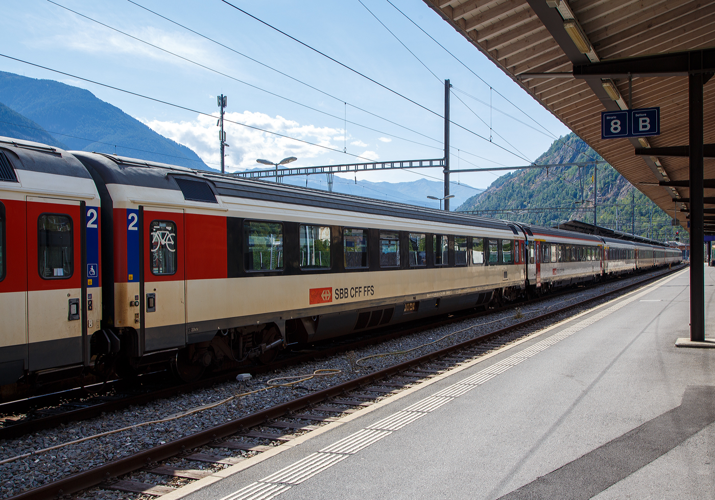 SBB EC-Groraum-Reisezugwagen (EC-Wagen) der zweiten Wagenklasse Bpm 61 85 20-90 331-0 CH-SBB eingereiht in einen IR 90 nach Genve-Aroport (Genf Flughafen) am 07 September 2021 im Bahnhof Brig. 

Die SBB EuroCity-Wagen (Apm EC und Bpm EC) sind zwar nach hnlichen Prinzipien aufgebaut worden, werden aber in der Schweiz nicht als Einheitswagen bezeichnet. Konstruktiv zur gleichen Gruppe gehren die Bt IC, die mit den EW IV eingesetzt werden und lediglich eine Einspannungsausrstung (fr 1000 V, 16,7 Hz) aufweisen.

1989–1995 stellten die SBB eine weitere Groraumwagen Serie fr den EuroCity-Verkehr in den Dienst, die auf den 1980 abgelieferten Bpm RIC und dem EW IV aufbaute. Fr beide Wagenklassen wurde der gleiche Wagenkasten mit zehn Fenstern zwischen den Schwenkschiebetren an den Wagenenden benutzt. Das Dach war von der gleichen Bauart wie beim franzsischen Corailwagen, die Lngssicken waren aber schon bei den Einheitswagen I bis IV vorhanden. Die Schrzen wurden tiefer gezogen als beim EW IV, so wie es fr den EW V vorgesehen war. In den Abmessungen entsprechen die Wagen dem UIC-Z1-Standard. Die Farbgebung in zwei Grautnen mit hellem Streifen dazwischen wurde zuvor bereits fr die zu zweiklassigen EuroCity-Zgen umgebauten TEE-Zge (RABe) angewendet. Der helle Streifen des Eurofima-Anstrichschemas wurde beibehalten. Der Bereich ber dem weien Begleitstreifen war nun in Umbragrau gehalten, darunter im helleren Verkehrsgrau A (RAL 7042). Die 60 Sitzpltze der ersten und 76 der zweiten Klasse sind durchgehend in Vis--vis-Anordnung gehalten.

Diese Wagen sind voll RIC-fhig und fr eine Hchstgeschwindigkeit von 200 km/h zugelassen. Insgesamt wurden 70 Apm und 155 Bpm geliefert.

TECHNISCHE DATEN:
Spurweite: 1.435 mm (Normalspur)
Lnge ber Puffer: 26.400mm 
Drehzapfenabstand: 18.600 mm
Hchstgeschwindigkeit: 200 km/h
Eigengewicht: 45 t
Bremse: Frein O-PR+Mg (D)
Sitzpltze: 76 in der 1. Klasse
Rollstuhlpltze: 2 bis 3
Fahrradpltze: 2
Toilette: 1 rollstuhlgngige Toiletten (geschlossenes Systeme/ Vakuumsystem)
Zulassung: RIC / Schweiz LBT / NBS
Letzte Revision:  R3 war am 02.10.2018
