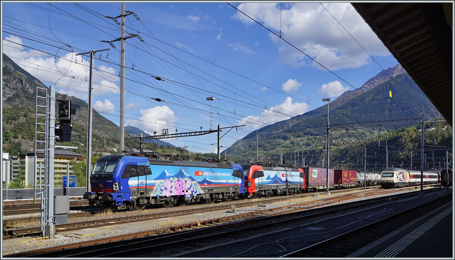SBB Vectrom warten in Brig mit einem Güterzug auf die Weiterfahrt in Richtung Norden. 

11. Okt. 2022