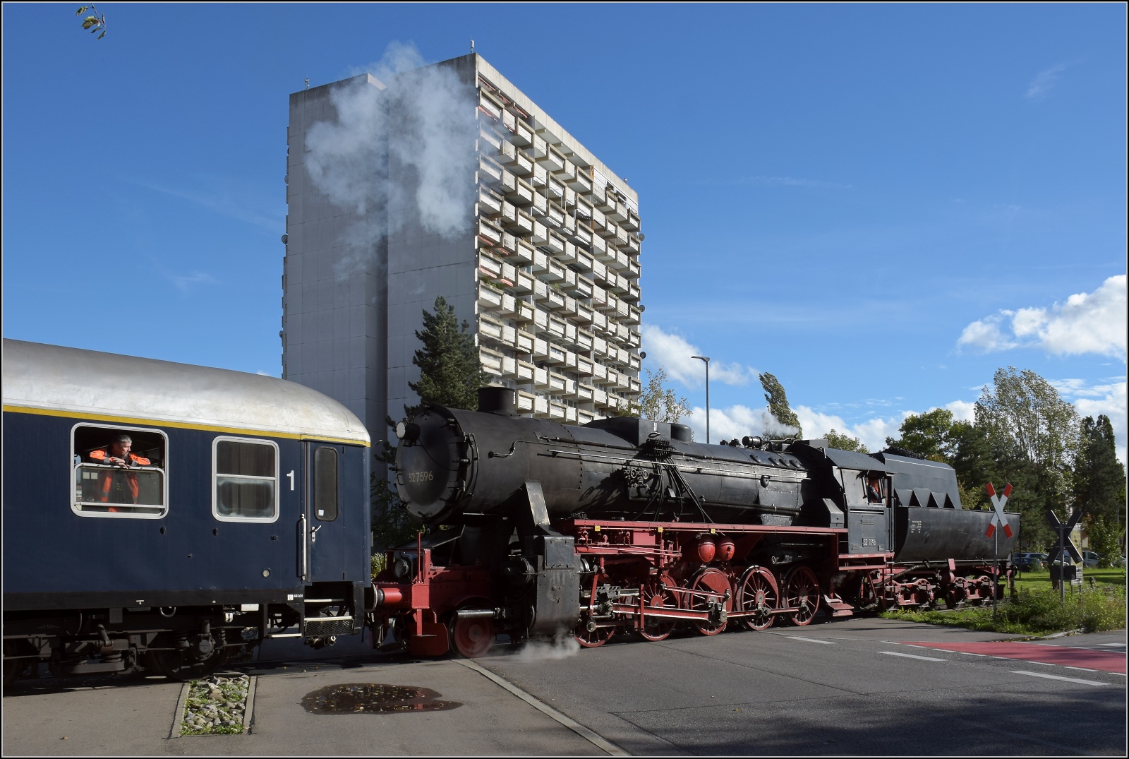 Schienenverkehr am Schienerberg. 

52 7596 mit ihrem EFZ-Sonderzug für die SEHR & RS am Bahnübergang Worblinger Straße in Singen. Oktober 2022.