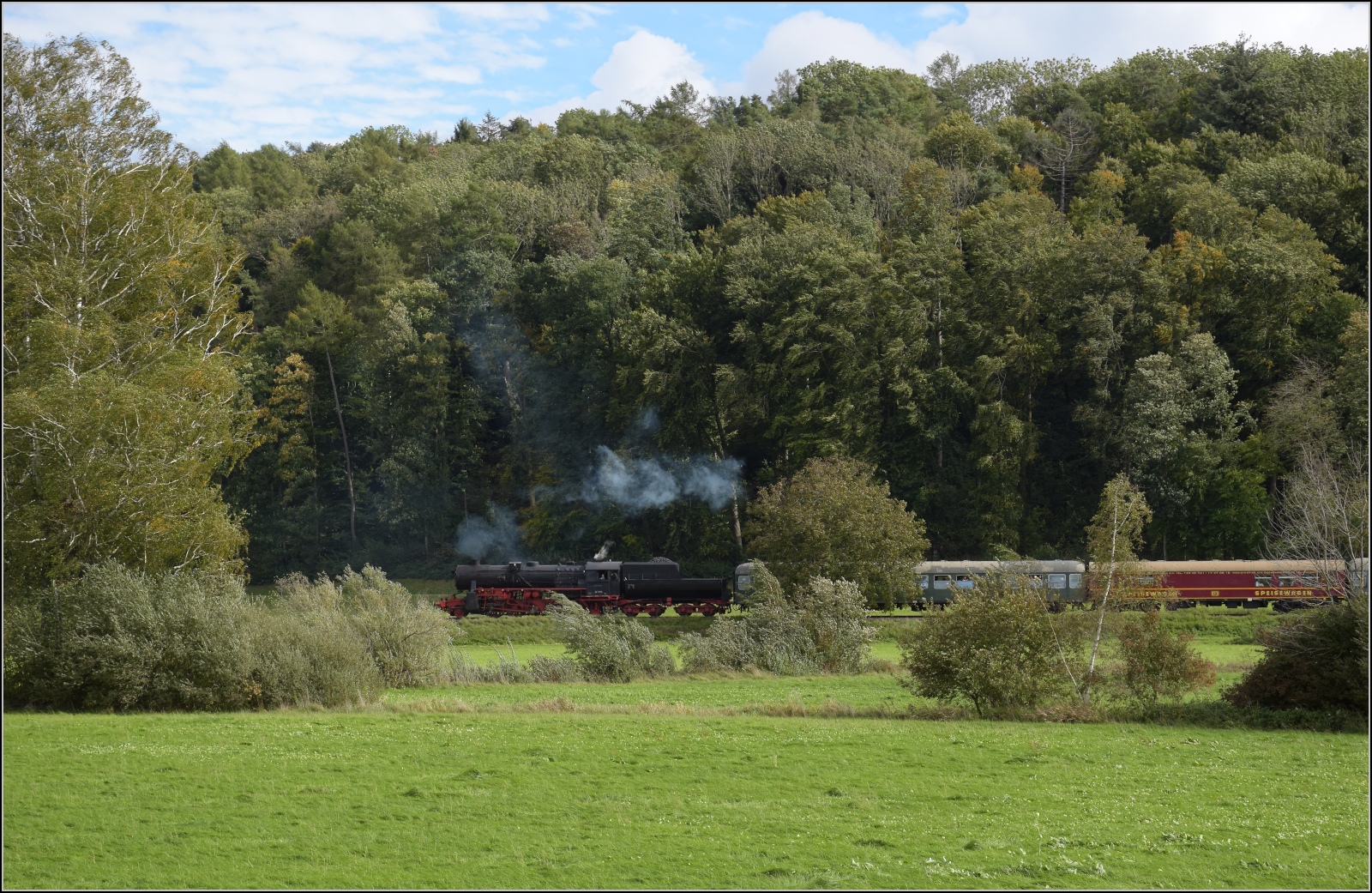 Schienenverkehr am Schienerberg. 

52 7596 mit ihrem EFZ-Sonderzug für die SEHR & RS bei Arlen. Oktober 2022.