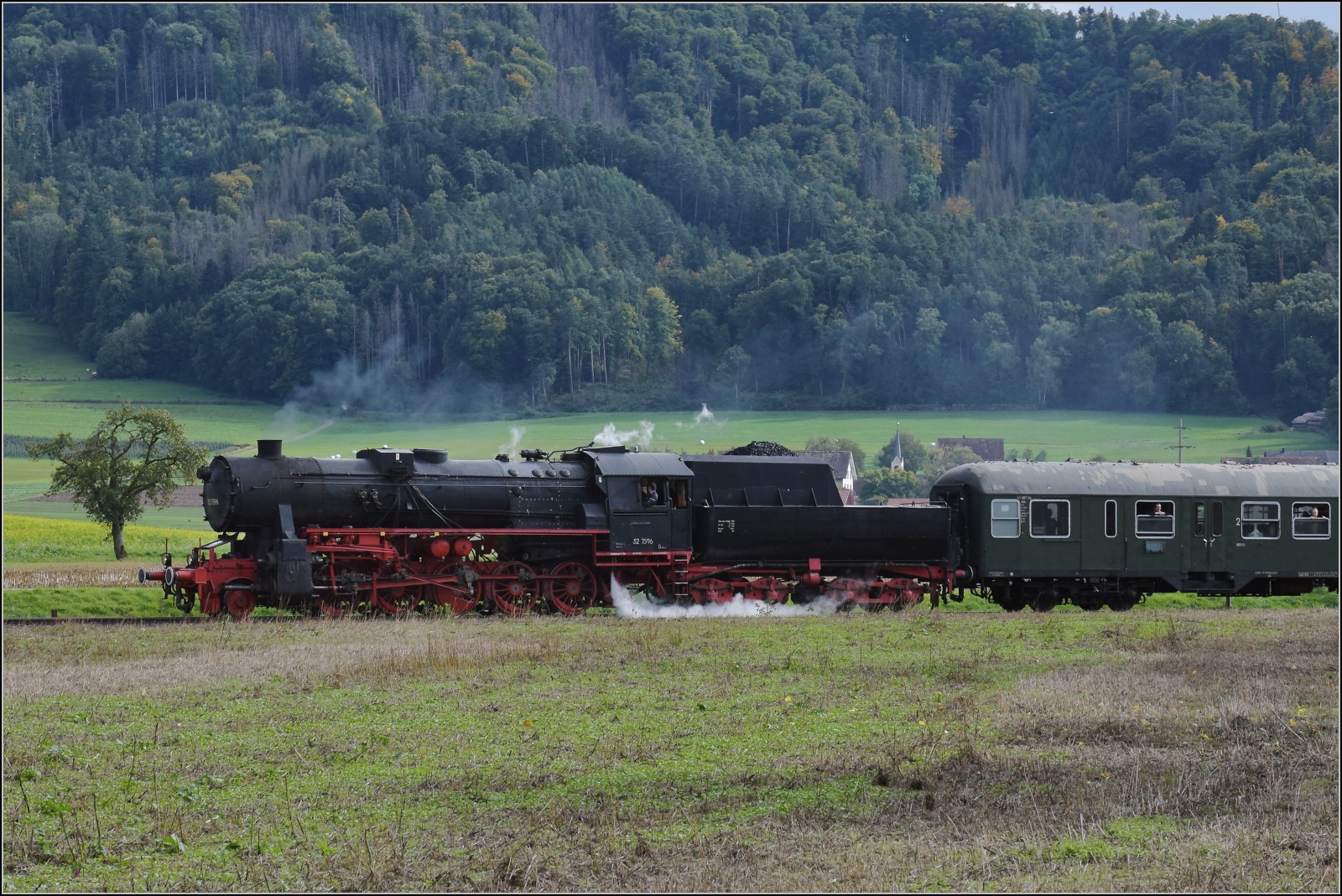 Schienenverkehr am Schienerberg. 

52 7596 mit ihrem EFZ-Sonderzug für die SEHR & RS bei Rüte, im Hintergrund der Schweizer Teil des Schienerbergs mit ein paar für die Anwohner komplizierten Grenzverläufen. Oktober 2022.