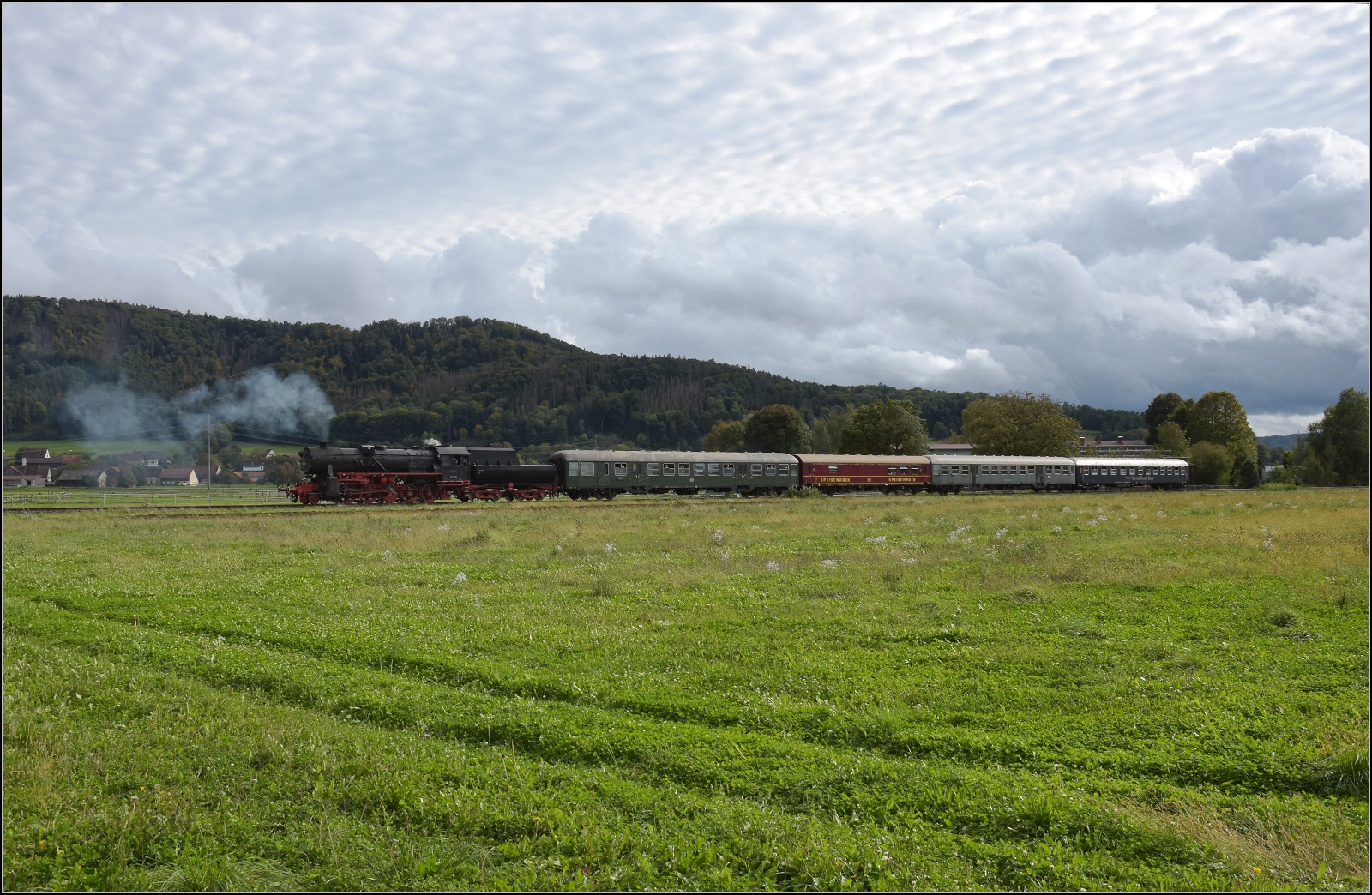 Schienenverkehr am Schienerberg. 

52 7596 mit ihrem EFZ-Sonderzug für die SEHR & RS bei Rüte, im Hintergrund der Schweizer Teil des Schienerbergs mit ein paar für die Anwohner komplizierten Grenzverläufen. Oktober 2022.