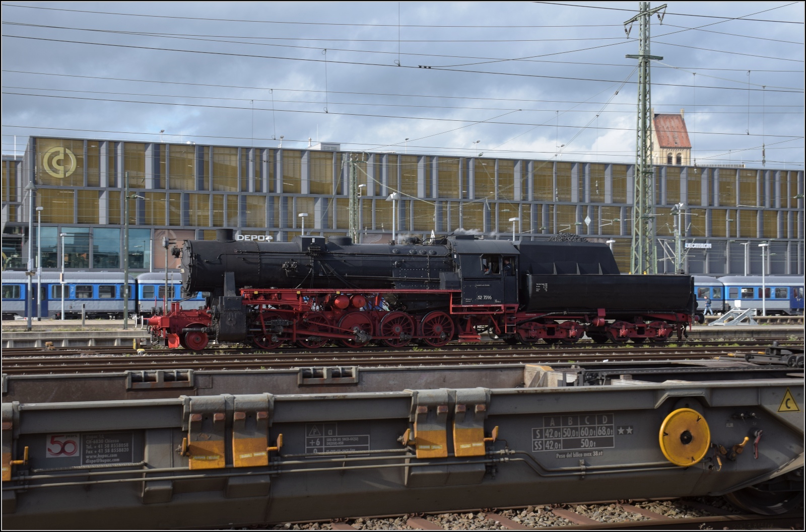 Schienenverkehr unterm Hohentwiel. 

52 7596 umfährt dem EFZ-Sonderzug für die SEHR & RS im Bahnhof Singen. Oktober 2022.