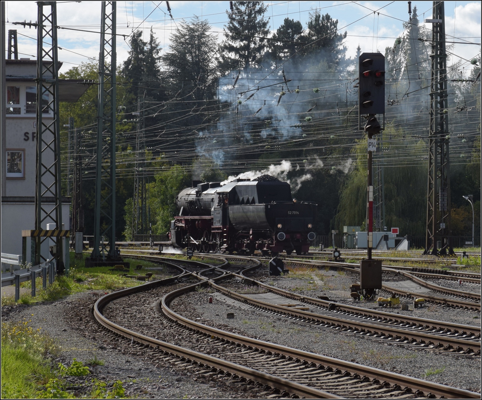 Schienenverkehr unterm Hohentwiel. 

52 7596 umfährt dem EFZ-Sonderzug für die SEHR & RS im Bahnhof Singen. Oktober 2022.