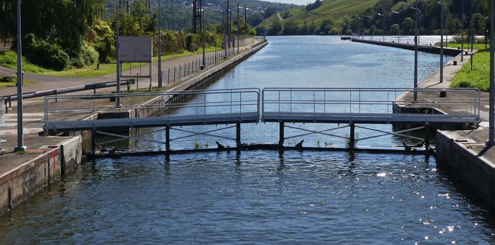 Schiffrundfahrt auf der Mosel, Nachdem die Schleusentore geschlossen sind kann die Leerung der Schleusenkammer beginnen um den Wasserspiegel rund 4,4 m abzusenken, und die Schiffe ihre Fahrt fortsetzen knnen 09.2023