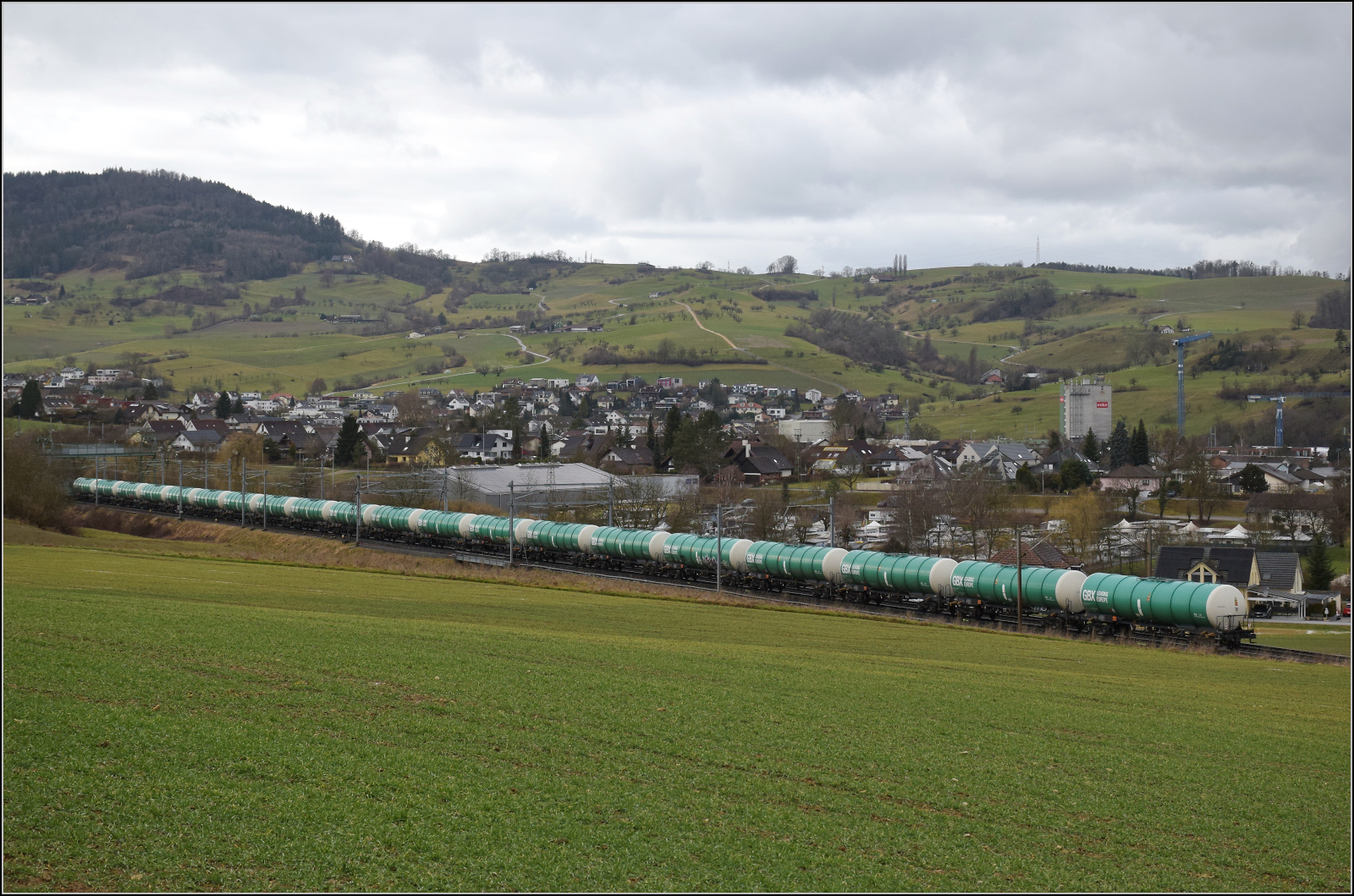 Schlechtwetter und ein Baustellendrama bei Frick. 

Der Kesselwagenzug mit GBX-Leasing-Güterwagen wird von Re 430 114 der WRS Richtung Basel zum Nachfüllen gebracht. Februar 2026.