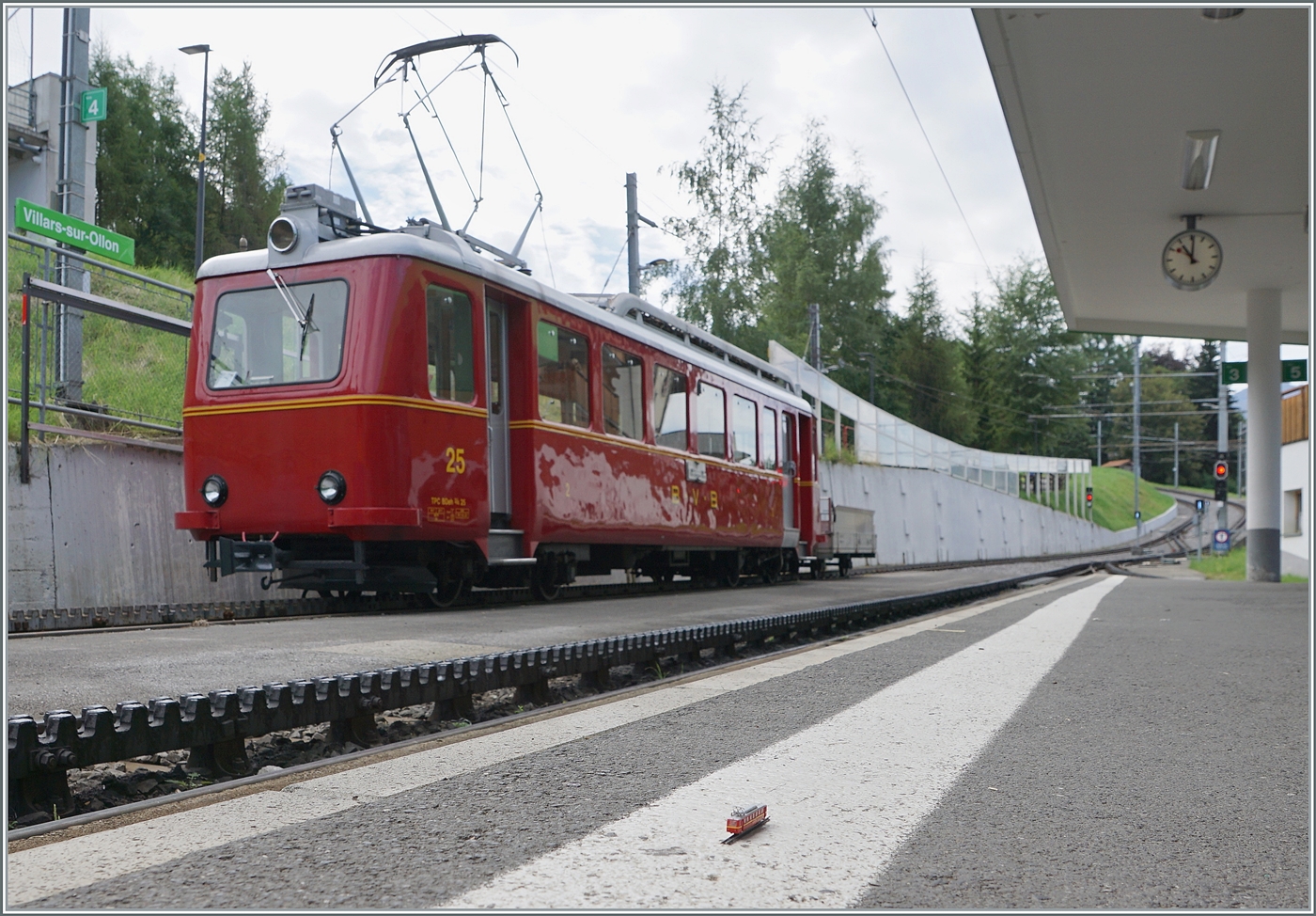 Schon fast ein Zugsuchbild: ZWEI BVB B(D)eh 2/4 stehen in Villars sur Ollon.

19. August 2023