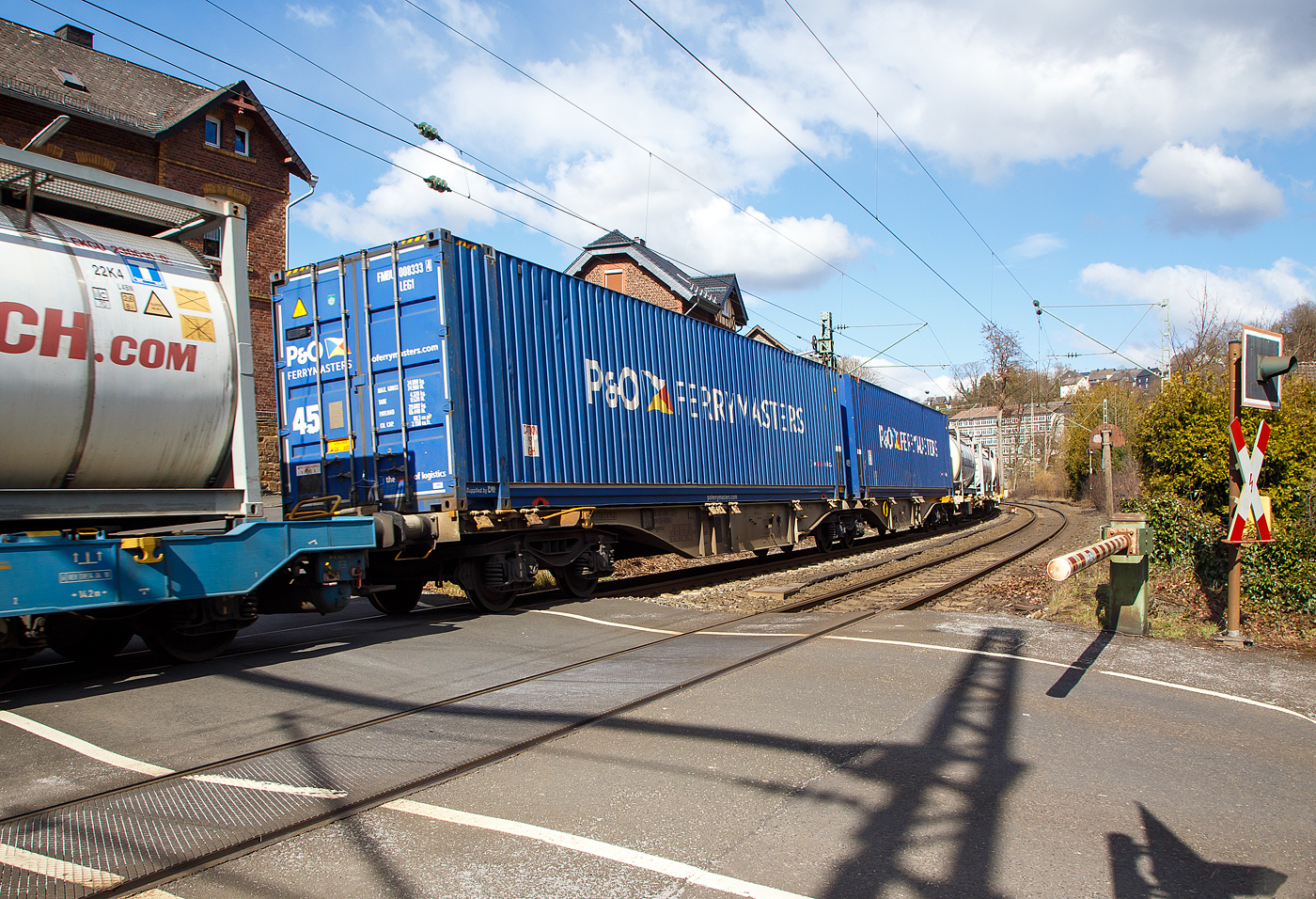 Sechsachsige Drehgestell-Gelenk-Containertragwagen-Einheit 33 85 4961 127-4 CH-HUPAC, der Gattung Sggmrss 90', der HUPAC Intermodal SA, im Zugverband am 19.03.2021 bei der Zugdurchfahrt in Kirchen (Sieg), hier beladen mit zwei Container. Der Wagen wurde 2005 vom rumänischen Waggonbauer ASTRA gebaut.

TECHNISCHE DATEN:
Spurweite: 1.435 mm
Anzahl der Achsen: 6 in drei Drehgestellen
Länge über Puffer: 29.590 mm
Drehzapfenabstand: 2 x 12.025 mm
Achsabstand im Drehgestell: 1.800mm
Laufraddurchmesser: 920 mm (neu)
Ladelänge : 2 x 13 820mm  (90 ft)
Höhe der Ladeebene über SOK: 1.155 mm
Höchstgeschwindigkeit: 100 km/h Lastgrenze S / 120 km/h bei Lastgrenze SS und leer)
Max. Zuladung bei Lastgrenze S: 107,4 t (ab Streckenklasse D)
Max. Zuladung bei Lastgrenze SS: 92,4 t (ab Streckenklasse C)
Eigengewicht: 27.600 kg
Kleinster bef. Gleisbogenradius: R 75 m
Intern. Verwendungsfähigkeit: TEN-GE